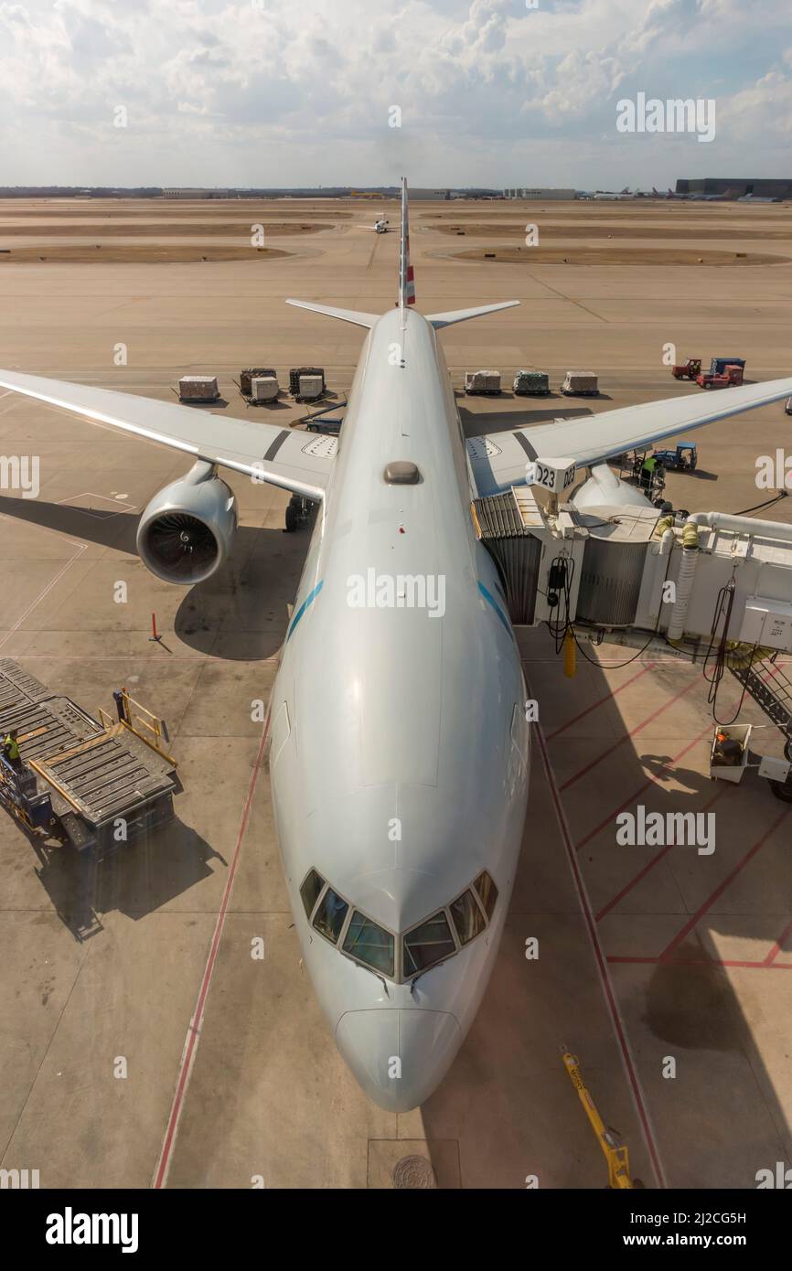 Flugzeug am Andockplatz des Flughafens Stockfoto