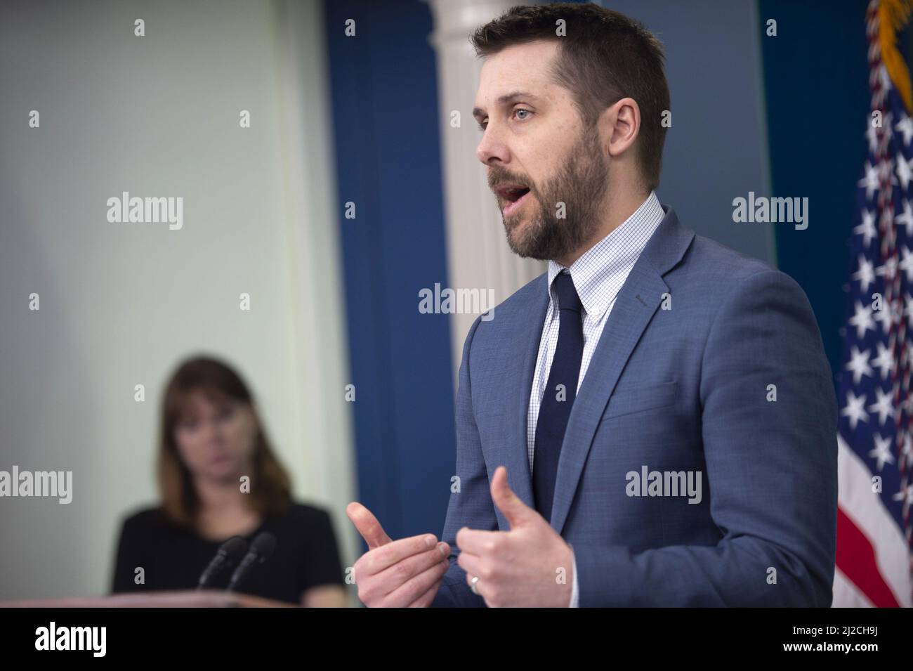 Washington, Usa. 31. März 2022. Brian Deese, Direktor des Nationalen Wirtschaftsrats, spricht bei einer Pressekonferenz, nachdem Präsident Joe Biden angekündigt hatte, am Donnerstag, dem 31. März 2022, eine Million Barrel Öl pro Tag freizugeben, um den hohen Energiepreisen im Weißen Haus in Washington, DC, entgegenzuwirken. Foto von Bonnie Cash/UPI Credit: UPI/Alamy Live News Stockfoto