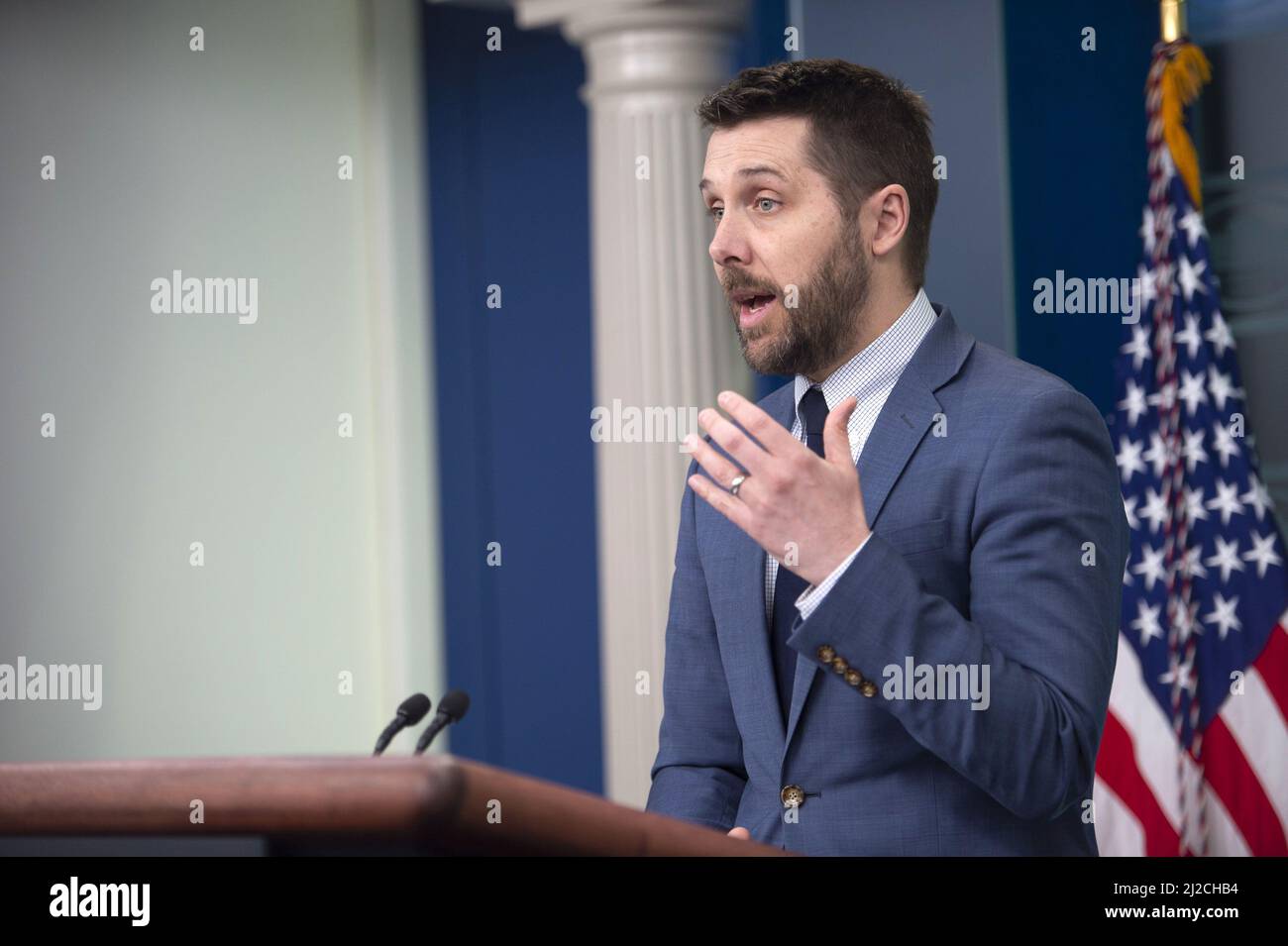 Washington, Usa. 31. März 2022. Brian Deese, Direktor des Nationalen Wirtschaftsrats, spricht bei einer Pressekonferenz, nachdem Präsident Joe Biden angekündigt hatte, am Donnerstag, dem 31. März 2022, eine Million Barrel Öl pro Tag freizugeben, um den hohen Energiepreisen im Weißen Haus in Washington, DC, entgegenzuwirken. Foto von Bonnie Cash/UPI Credit: UPI/Alamy Live News Stockfoto