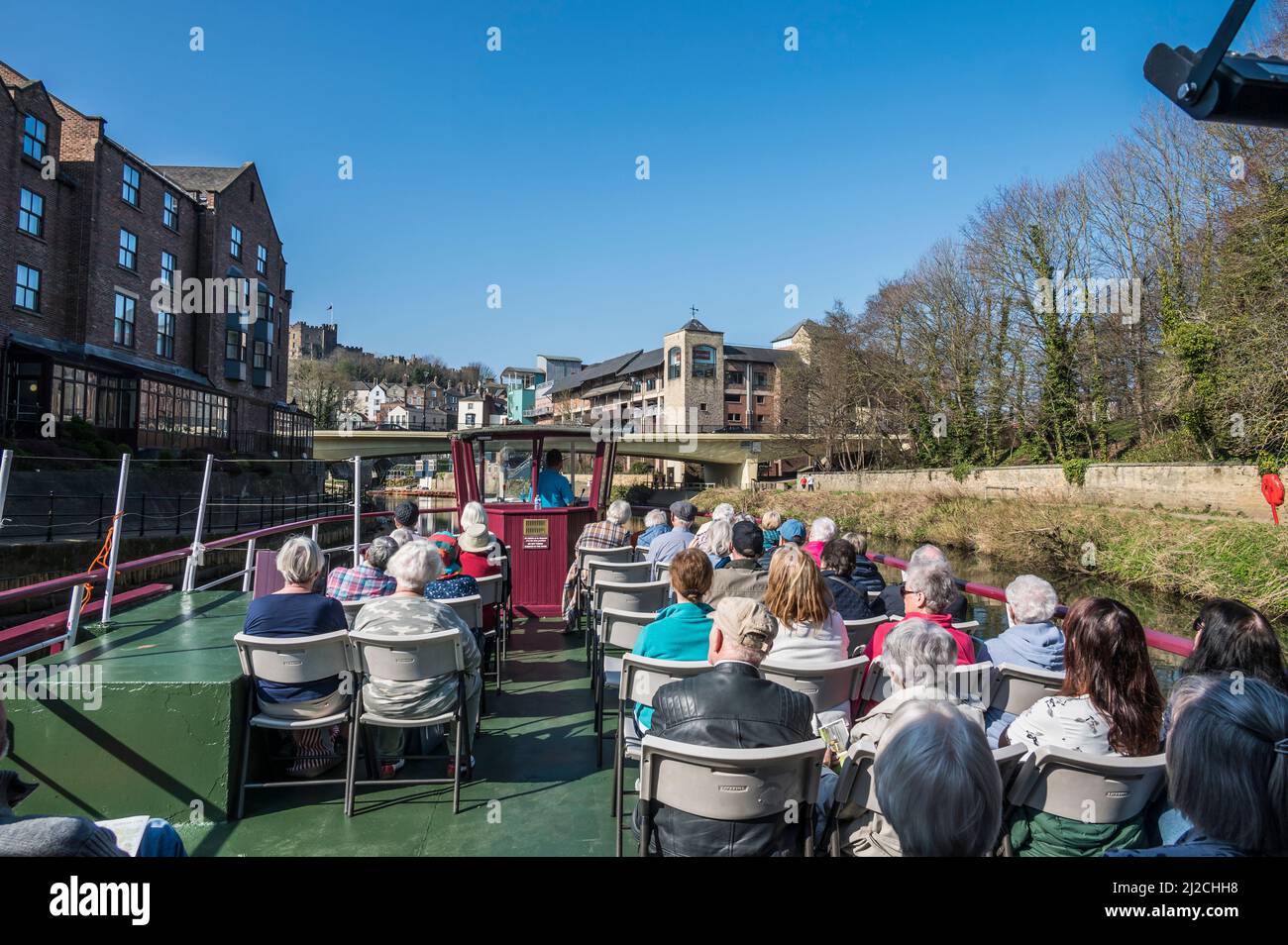 Farbenfrohe Szenen auf dem Fluss Tragen Sie sich bei einer Gruppe von Senioren auf einer Flussbootsfahrt in der historischen Stadt Durham ein Stockfoto