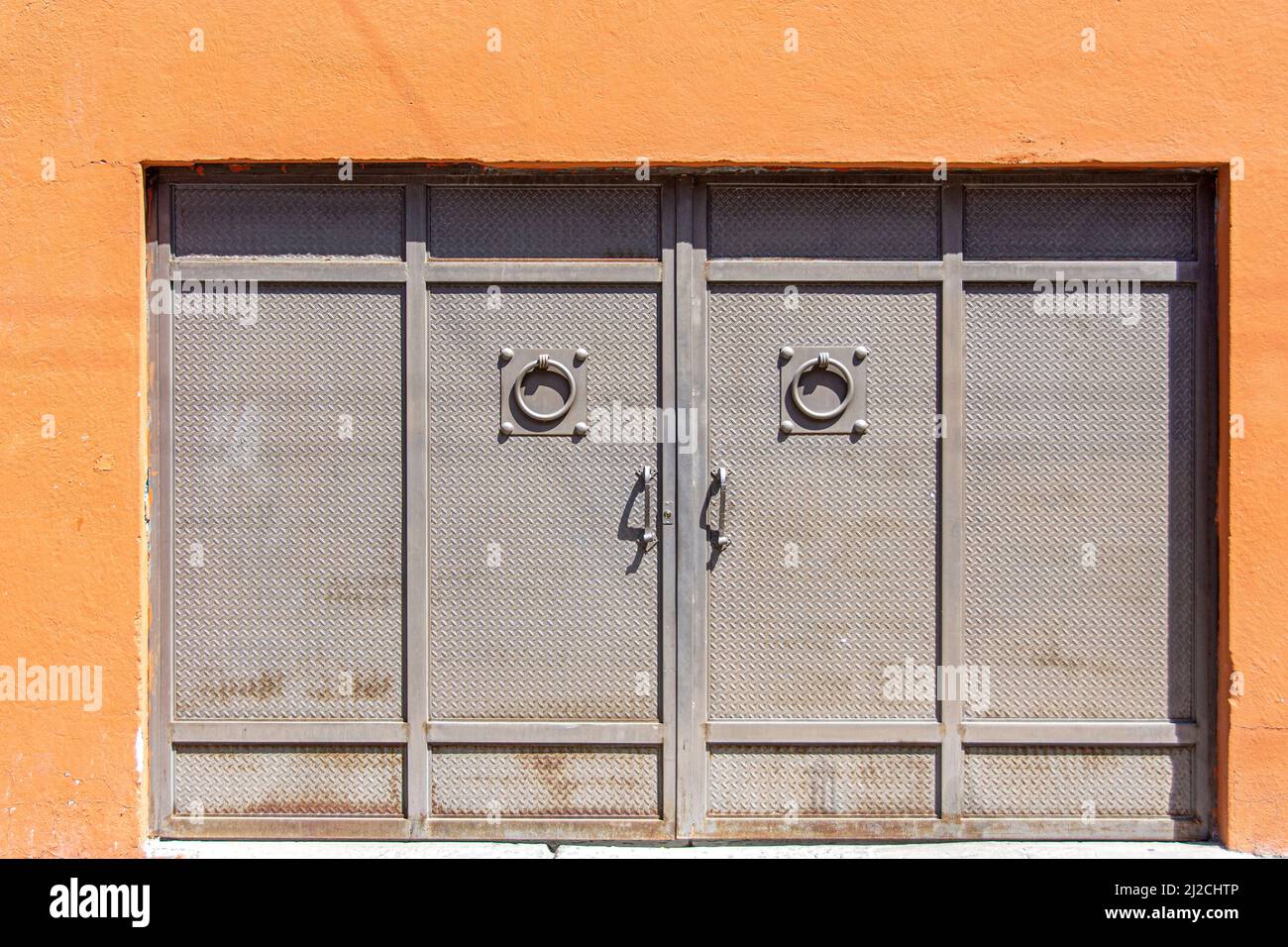 Eine graue Metalltür schützt ein Haus in San Miguel de Allende, Guanajuato, Mexiko Stockfoto