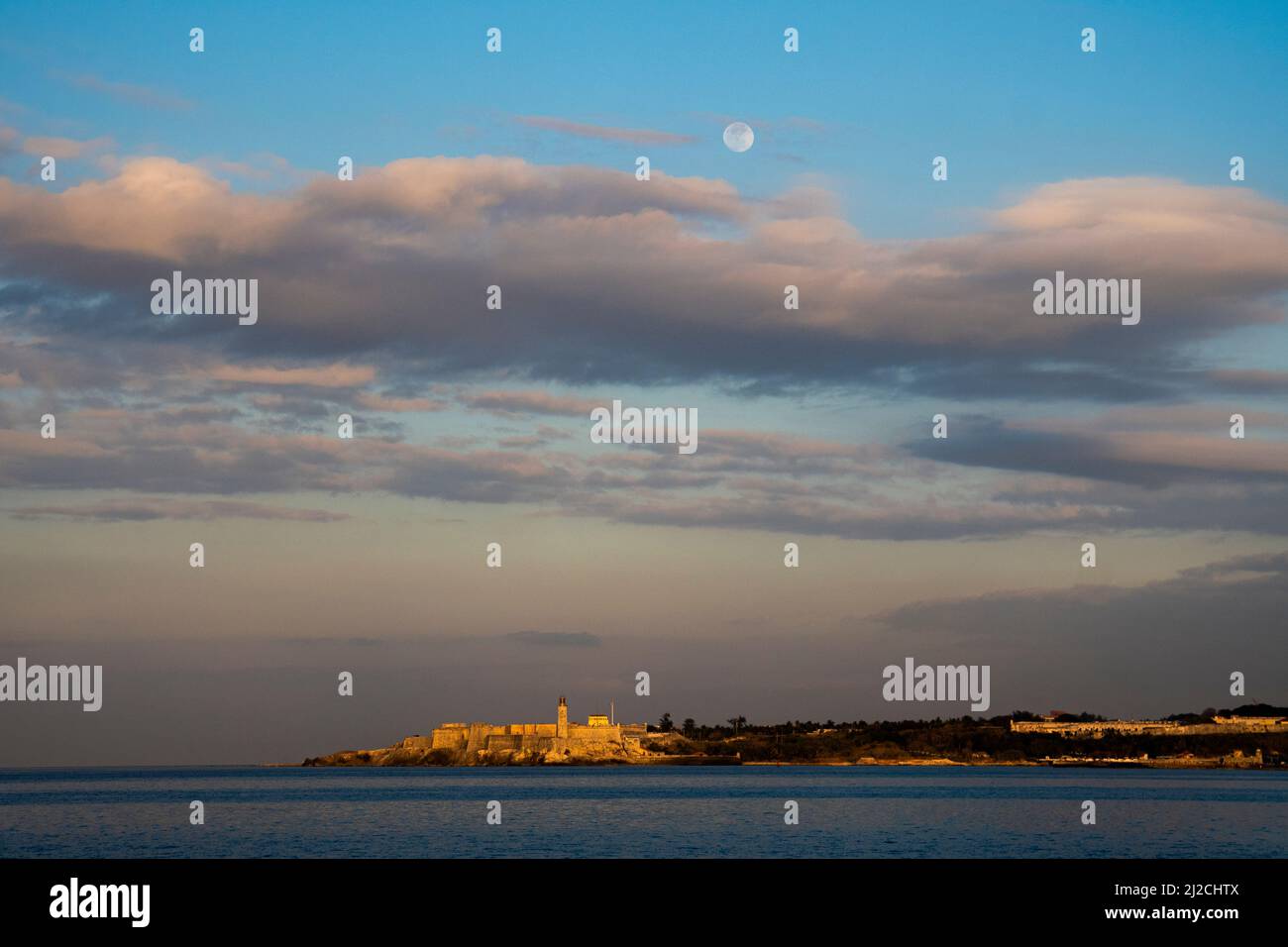 Superblutwolfmond-Sonnenuntergang über dem Malakon-Meer am 2019. Januar in Havanna, Kuba. Stockfoto