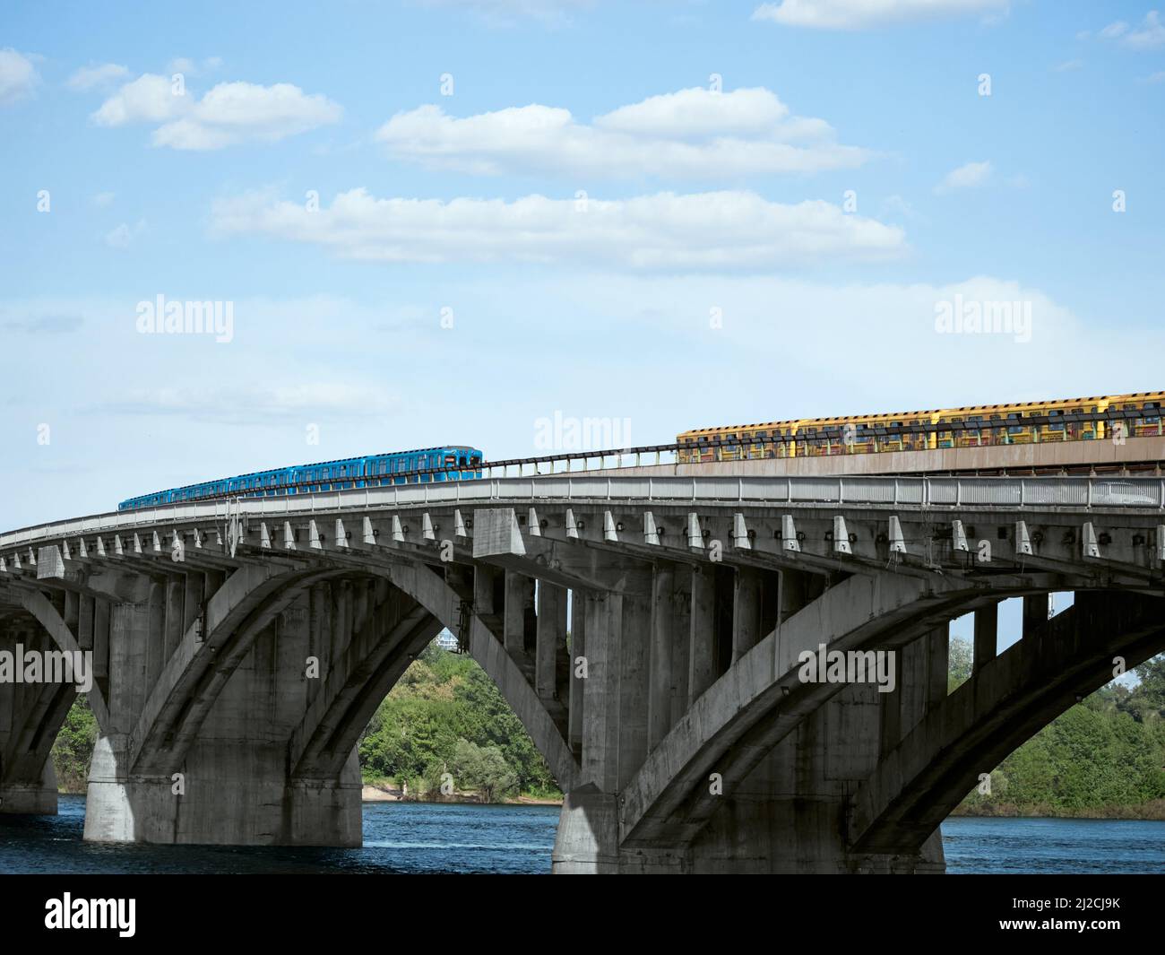 Zwei U-Bahn-Züge auf der Brücke über den Fluss Dnjepr. Kiew, Ukraine. Stockfoto