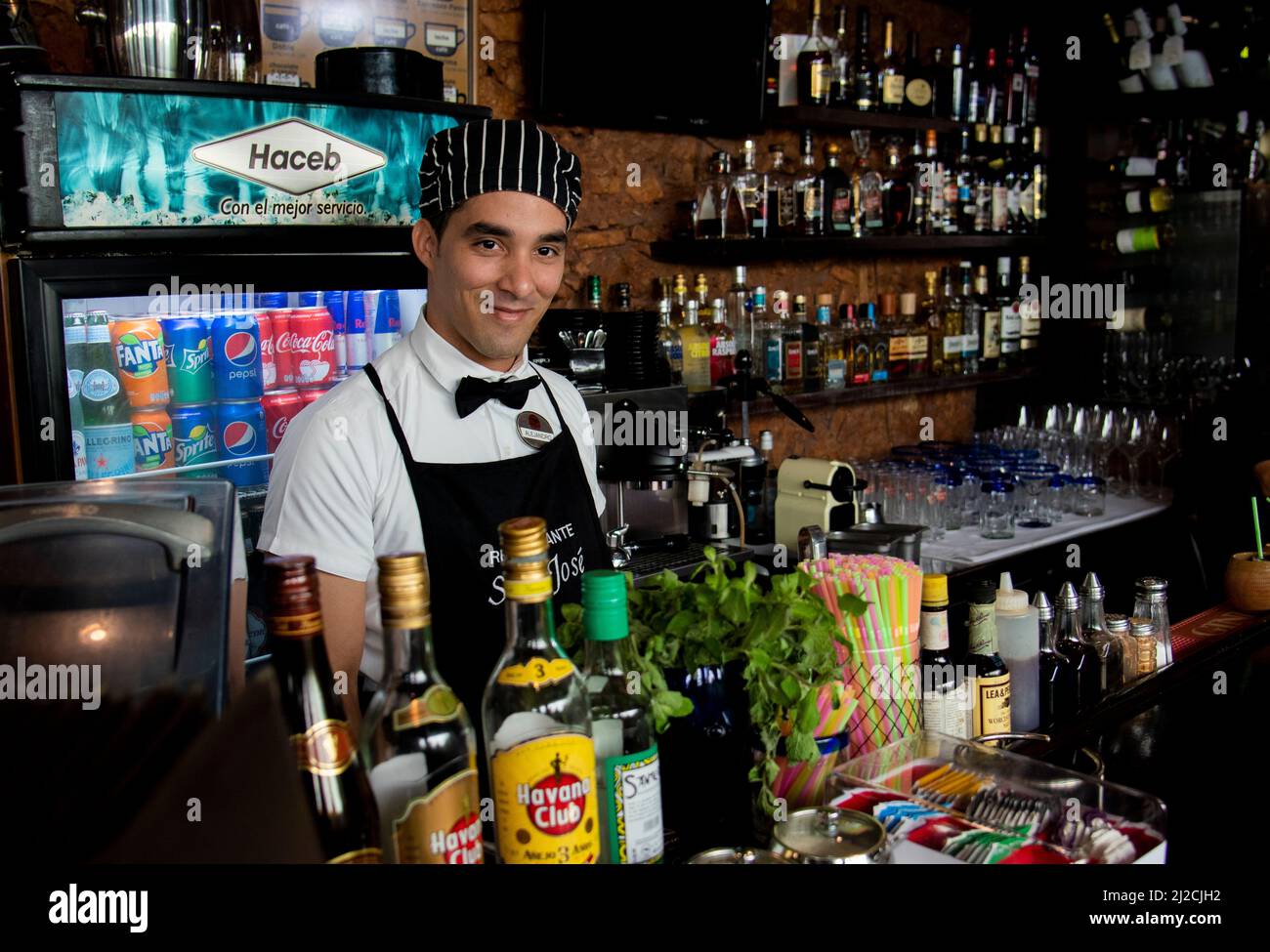 Barkeeper in einem Restaurant/Bar in Trinidad, Kuba. Stockfoto