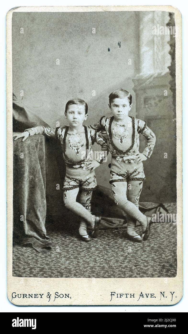Porträt von zwei Jungen in akrobaten-Kostümen, um 1865. Fotografie von Jeremiah Gurney (1812 - 1895). Stockfoto