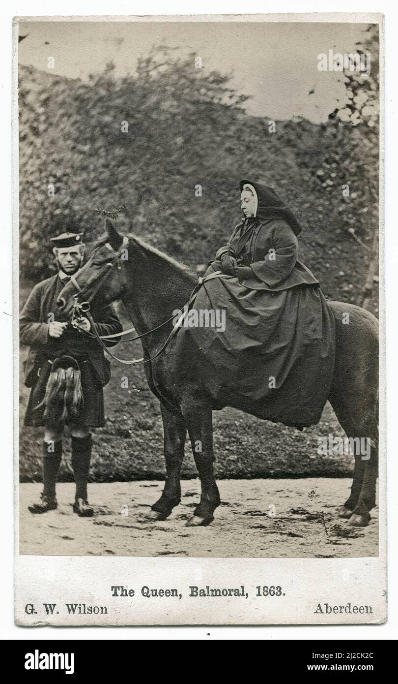 Porträt von Königin Victoria (1819 - 1901), auf ihrem Pferd 'Fyvie', mit ihrem persönlichen Begleiter John Brown (1826 - 1883), der am Kopf des Pferdes steht, Balmoral Castle, Aberdeenshire, Schottland, Oktober 20, 1863, von G.W. Wilson (1823 - 1893) Stockfoto