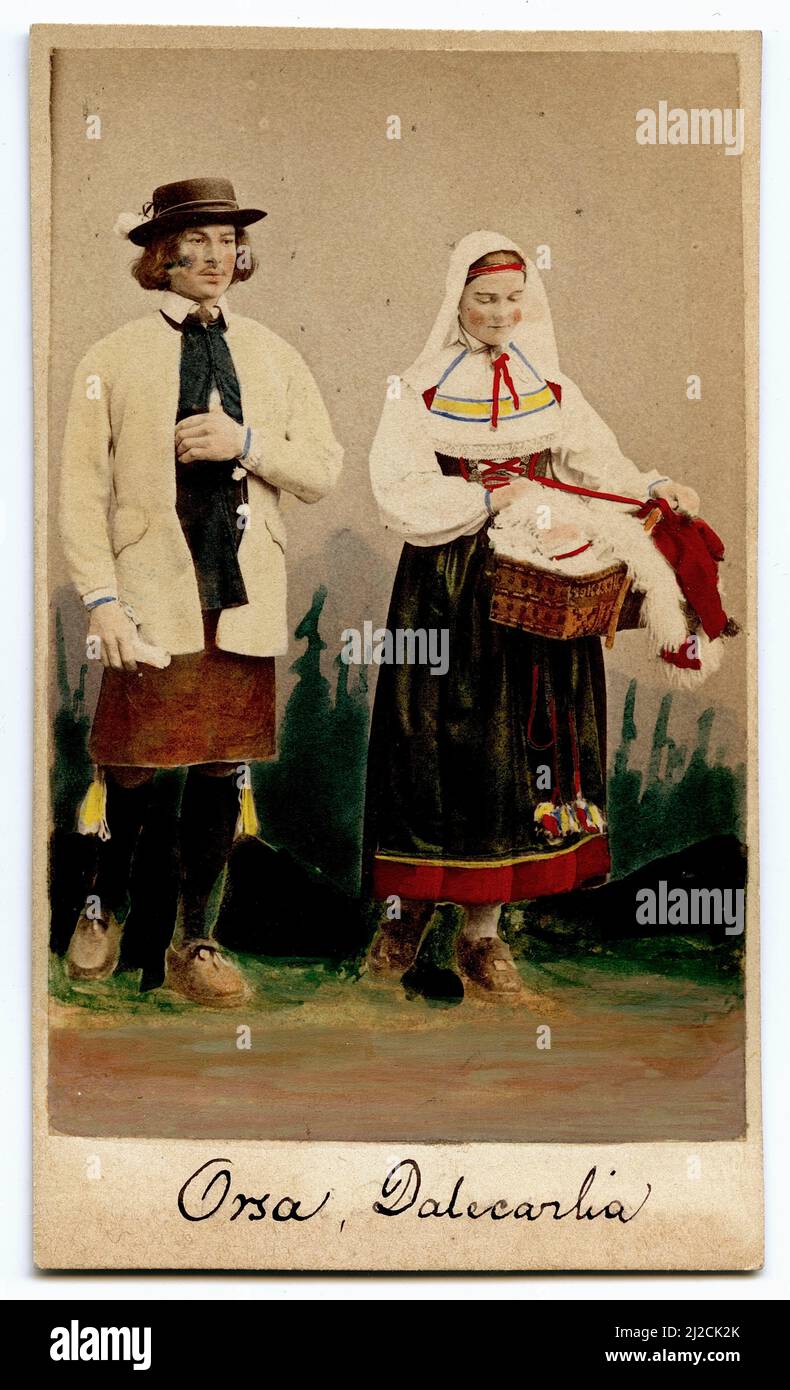 Koloriertes Foto eines Mannes und einer Frau in traditioneller schwedischer Tracht, Orsa, Dalarna, Schweden, um 1870. Fotografie von Eurenius & Quist. Stockfoto