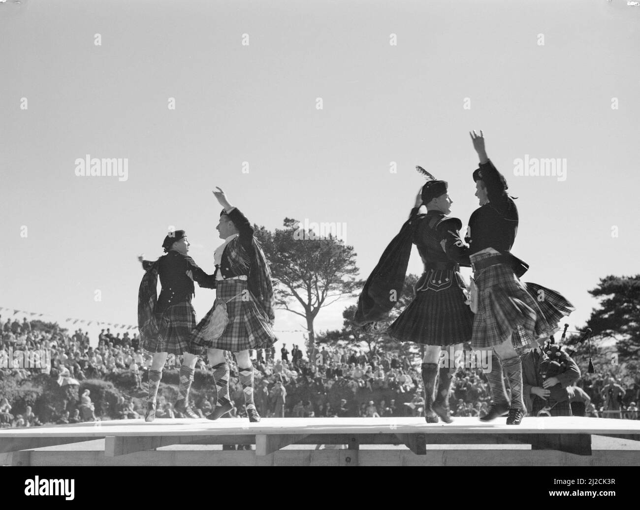 Tanzen zur Musik der Dudelsäcke bei den Highland Games, eine Fortsetzung traditioneller Clanspiele aus dem schottischen Hochland aus dem 19. Jahrhundert um: 1934 Stockfoto