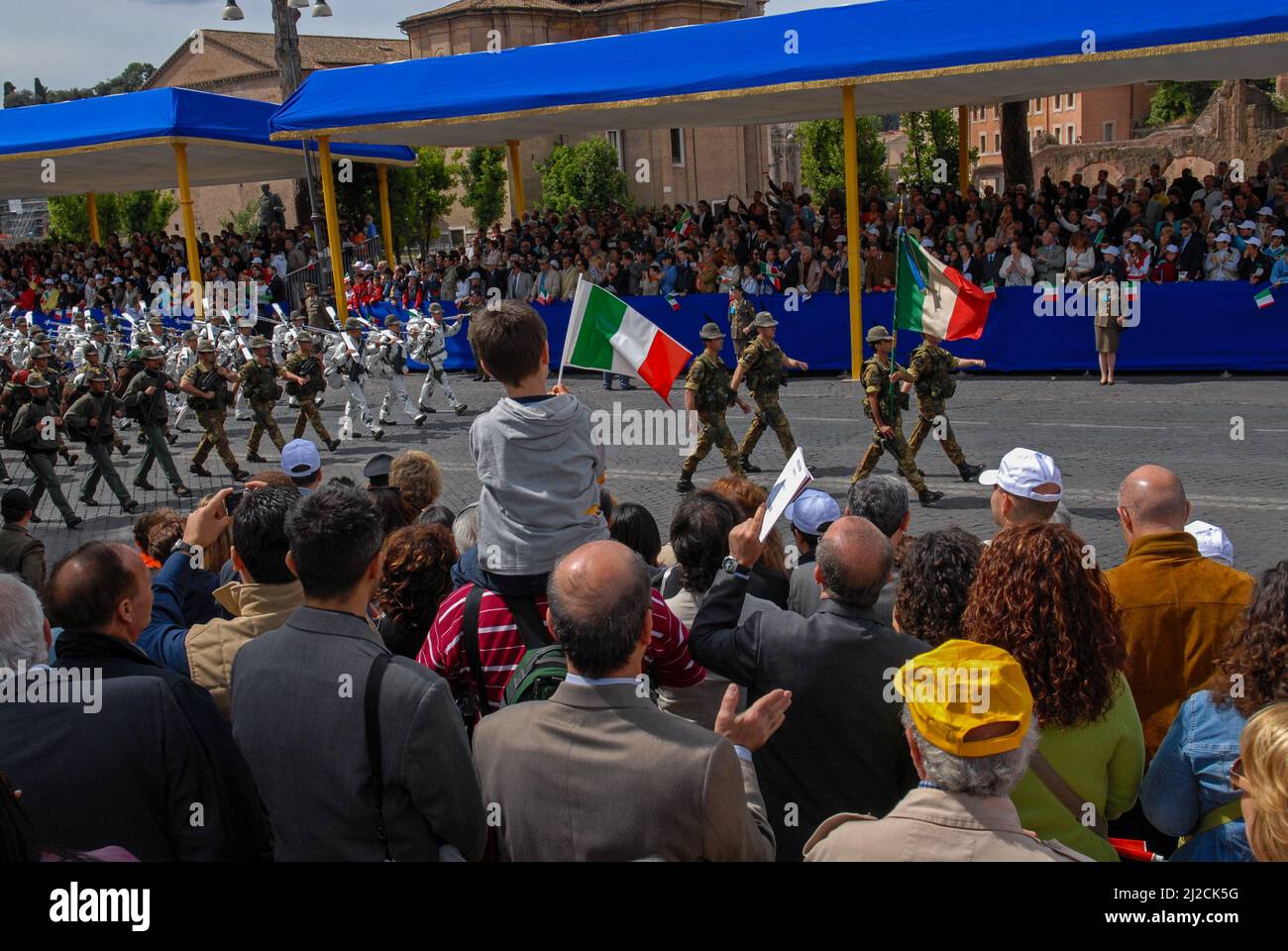 Roma, Italia 02/06/2006: parata per la Festa della Repubblica - Parade im Fori Imperiali am 2. Juni 2014 im Rahmen der Feierlichkeiten zum Tag der Italienischen Republik. ©Andrea Sabbadini Stockfoto