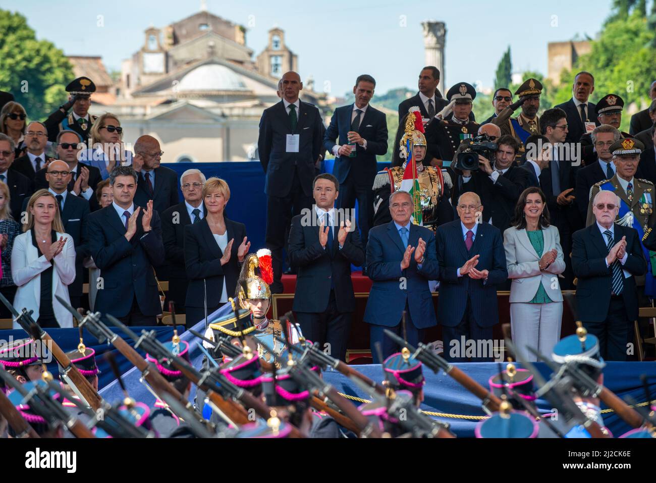 Roma, Italia 02/06/2014: parata per la Festa della Repubblica - Parade im Fori Imperiali am 2. Juni 2014 im Rahmen der Feierlichkeiten zum Tag der Italienischen Republik. Im Bild: Roberta Pinotti, Laura Boldrini, Pietro Grasso, Giorgio Napolitano, Matteo Renzi. ©Andrea Sabbadini Stockfoto