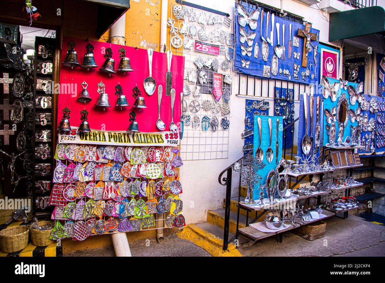 Ein Geschäft, das eine Vielzahl von mexikanisch und mexikanisch inspirierter Kunst, bildender Kunst und Schmuck verkauft. San Miguel de Allende, Guanajuato, Mexiko Stockfoto