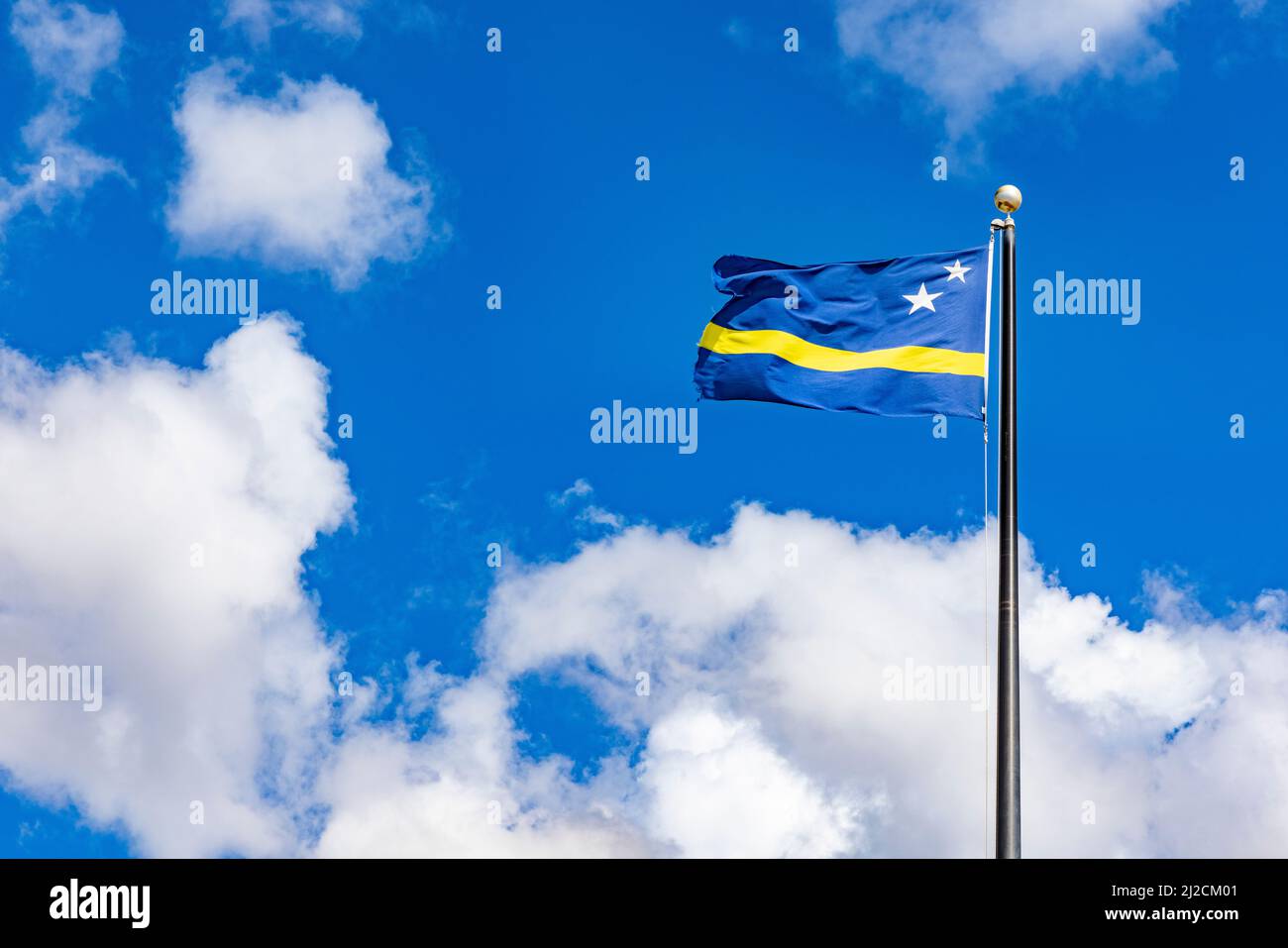 Blaue Flagge Mit Gelben Stern In Der Mitte Blaue flagge mit gelben sternen -Fotos und -Bildmaterial in hoher