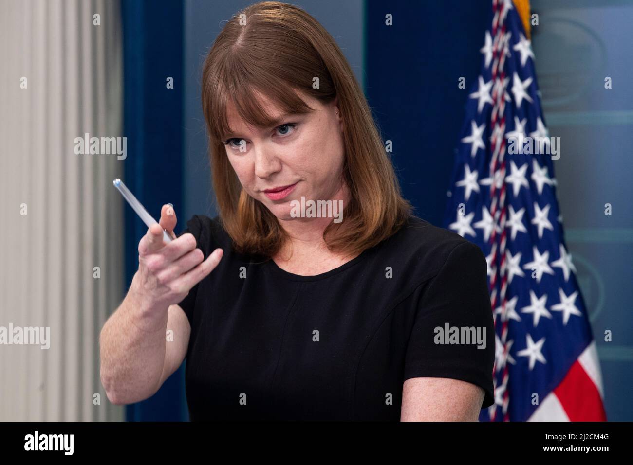 Washington, USA. 31. März 2022. Kate Bedingfield, Kommunikationsdirektorin des Weißen Hauses, spricht während einer Pressekonferenz im James Brady Press Briefing Room des Weißen Hauses in Washington, DC, USA, am 31. März 2022. Biden kündigte die Absicht an, eine Million Barrel Öl pro Tag aus der Strategic Petroleum Reserve freizugeben, bis zu 180 Millionen Barrel, um den steigenden Energiepreisen entgegenzuwirken, die er teilweise der russischen Invasion in der Ukraine zuschrieb. Quelle: SIPA USA/Alamy Live News Stockfoto