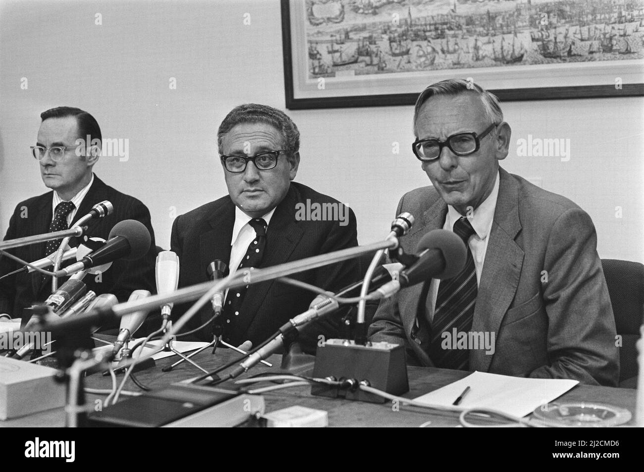 US-Außenminister Dr. Henry Kissinger besucht die Niederlande; Pressekonferenz, Kissinger und Van der Stoel / ca. 11. August 1976 Stockfoto