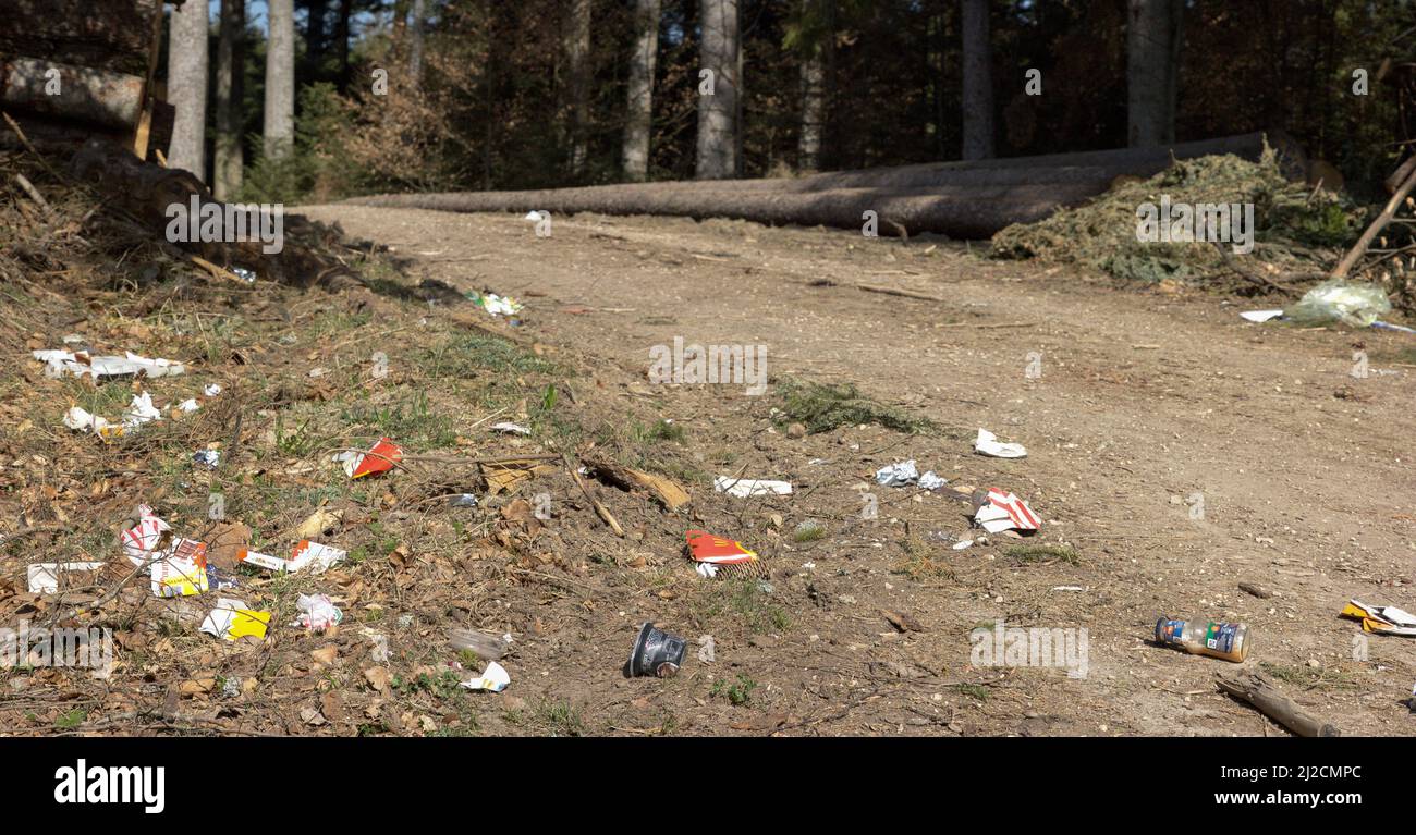 Spaichingen, Deutschland, 03/28/2022 Waldweg, auf dem Müll achtlos weggeworfen wurde. Stockfoto
