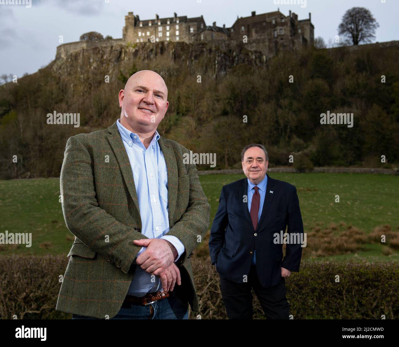 Stirling, Schottland, Großbritannien. 13. April 2021. IM BILD: (L-R) Abgeordneter von Neale Hanvey; RT Hon Alex Salmond - Anführer der Alba-Partei. Alex Salmond, Parteiführer von Alba, RT Hon, stellt seine Kandidaten für Mittelschottland und die Region Fife vor. Quelle: Colin Fisher/Alamy Live News Stockfoto