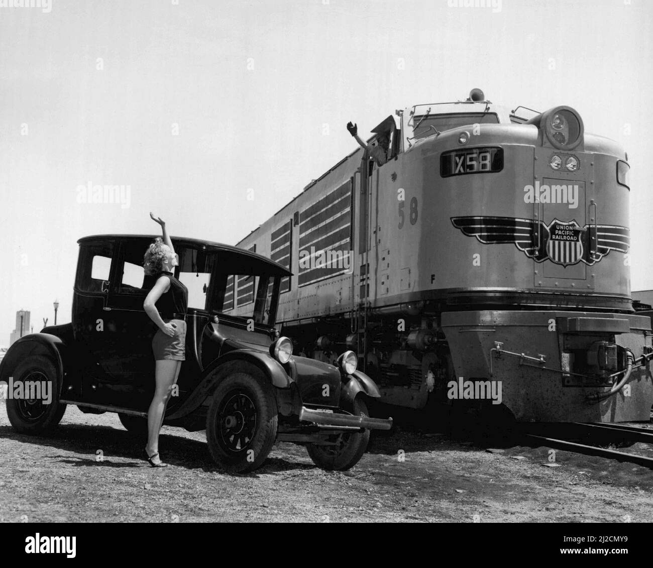 Werbefoto einer Union Pacific GTEL-Lokomotive der ersten Generation und eines Elektroautos aus dem Jahr 1923 in Fremont, Nebraska, ca. Juli 1953 Stockfoto