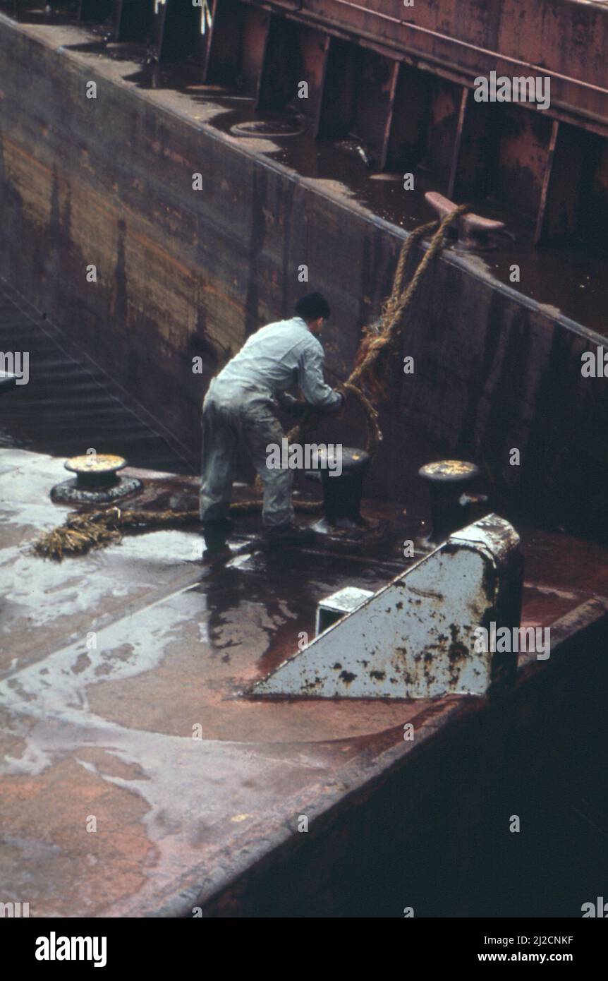 Calumet River - Seemann im Schleppbetrieb sichert Bargen Ca. 1973 Stockfoto