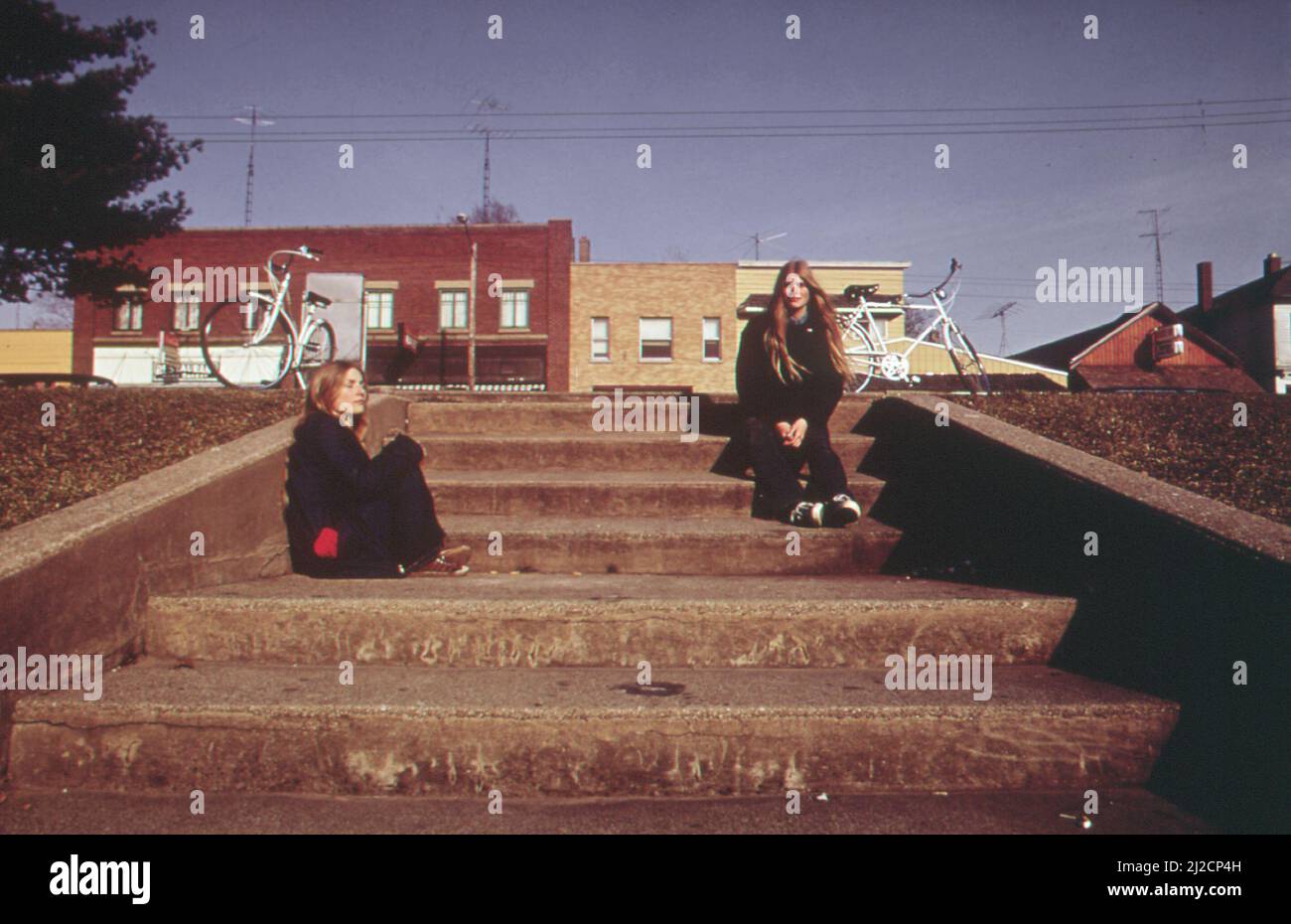 Ruhe auf Stufen zum Seeufer Park in Penwater Michigan Ca. 1973 Stockfoto