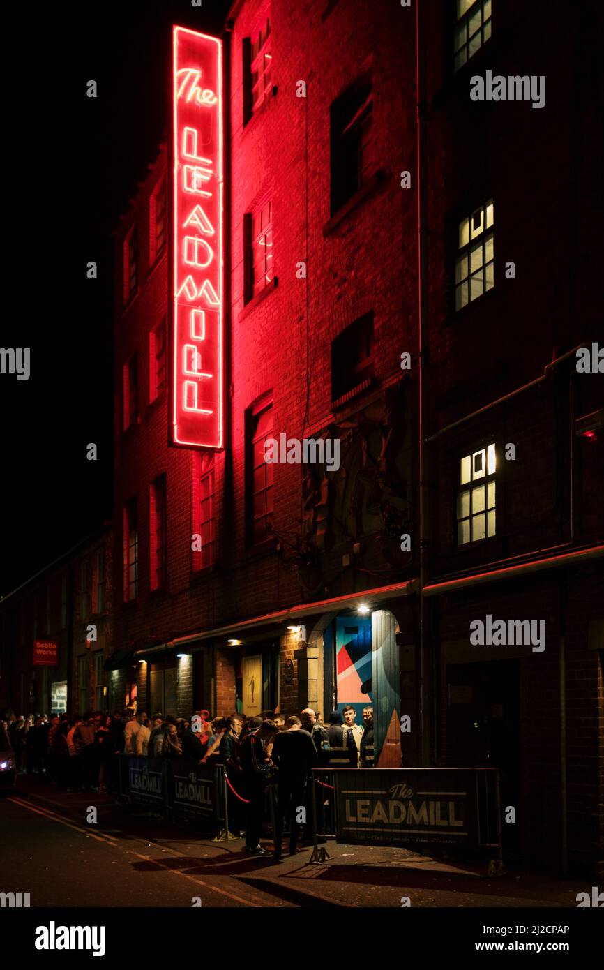 Schlange vor dem Nachtclub Leadmill mit dem legendären roten Leadmill-Neonschild, Sheffield, South Yorkshire, England Stockfoto