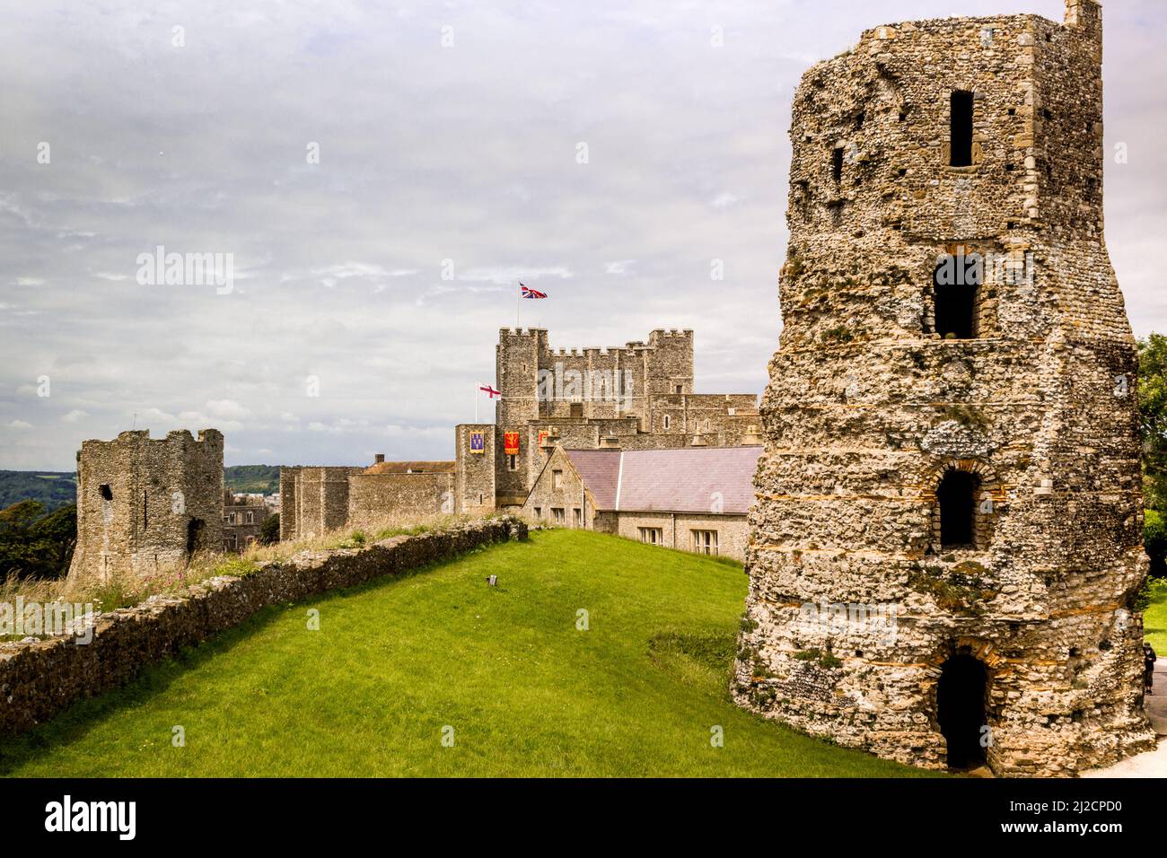 Blick auf die römischen Pharos und den Dover Burgberg Stockfoto