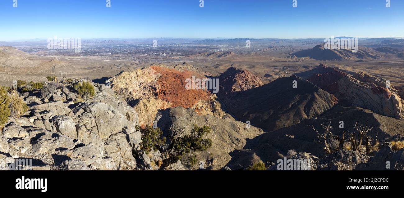 Landschaftlich reizvolle Skyline von Las Vegas, Luftlandschaftsspanorama vom Turtlehead Mountain Peak über dem Red Rock Canyon National Conservation Area Stockfoto