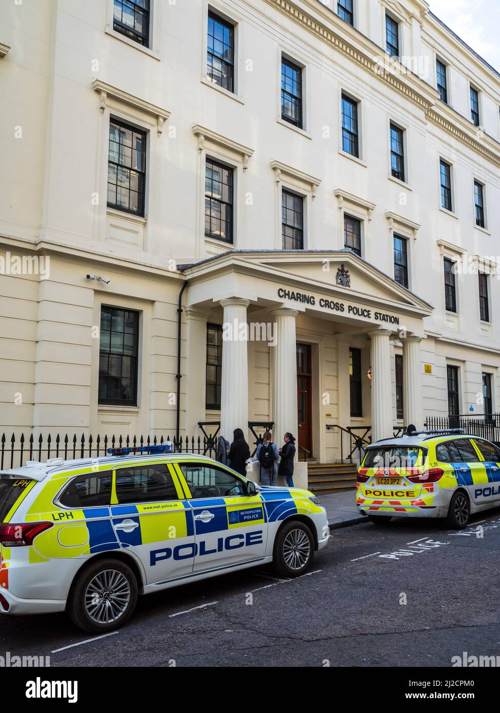 Charing Cross Police Station London - in der Agar Street im Londoner West End ist das Gebäude ein ehemaliges Gebäude des Charing Cross Hospitals und der Medical School. Stockfoto