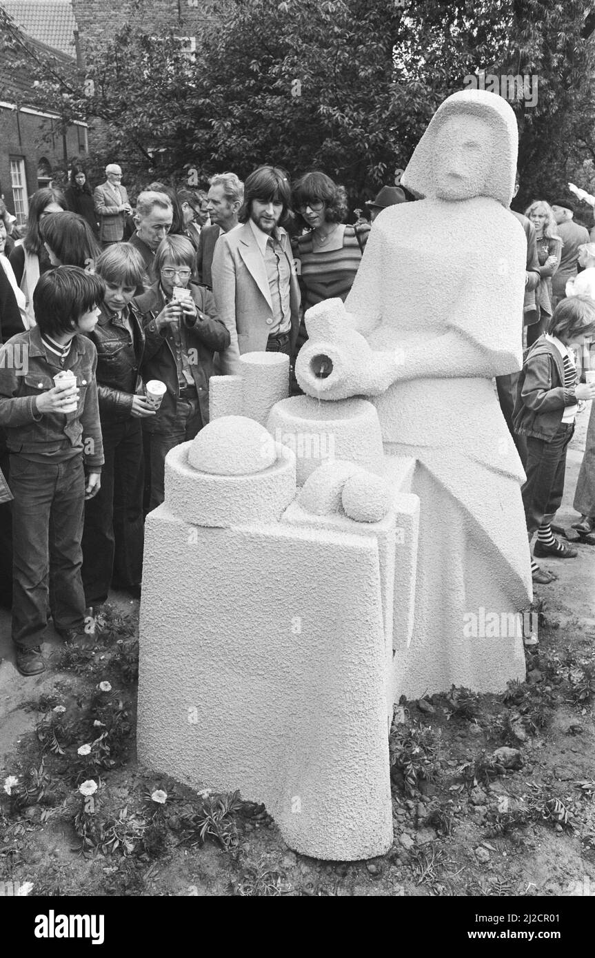 Vermeer Milkmaid von Wim T. Schippers in Delft enthüllt ca. 29 Mai 1976 Stockfoto