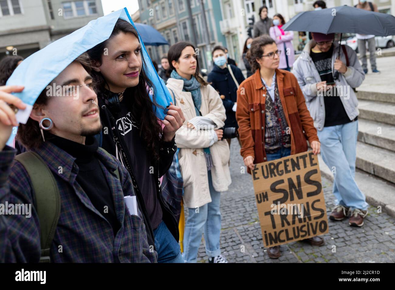 Portugiesische Transgender tragen Plakate, während sie sich zum Internationalen Tag der Sichtbarkeit der Transgender am 31. März 2022 in Porto versammeln. 2021 war das Jahr, in dem in Portugal mehr Menschen das Geschlecht und den Namen im Zivilregister änderten. Laut der Zeitung Diário de Notícias ist dies ein Anstieg von 71,4 % im Vergleich zu 2020 Stockfoto