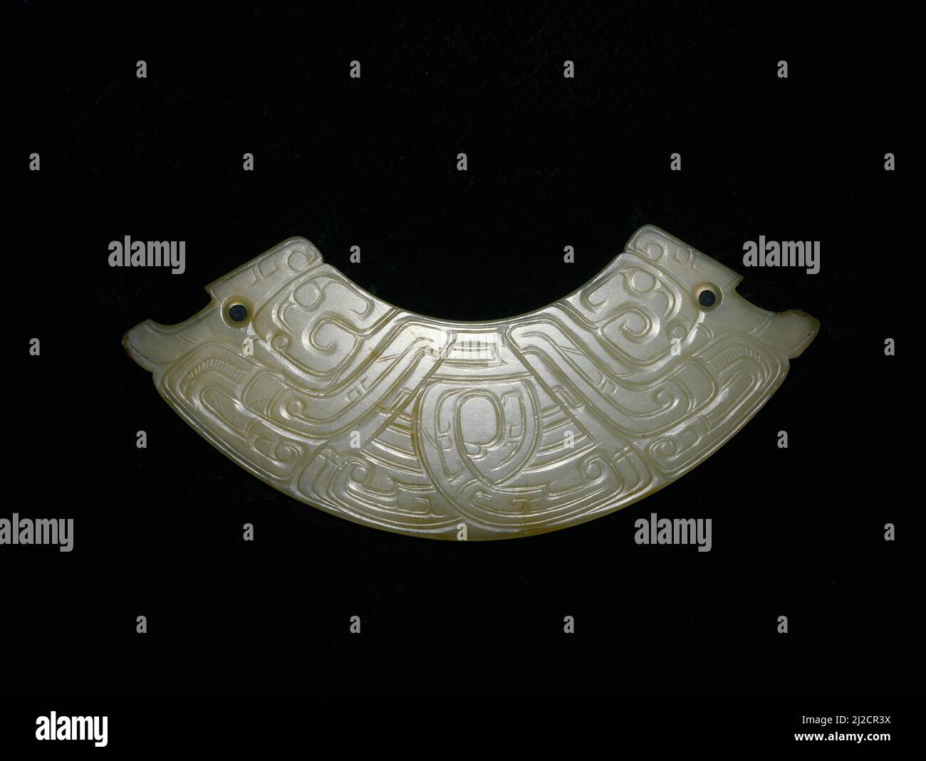 Bogenförmiger Anhänger (huang) 900 BCE - 700 BCE Herkunft: China - Mittel: Jade Stockfoto