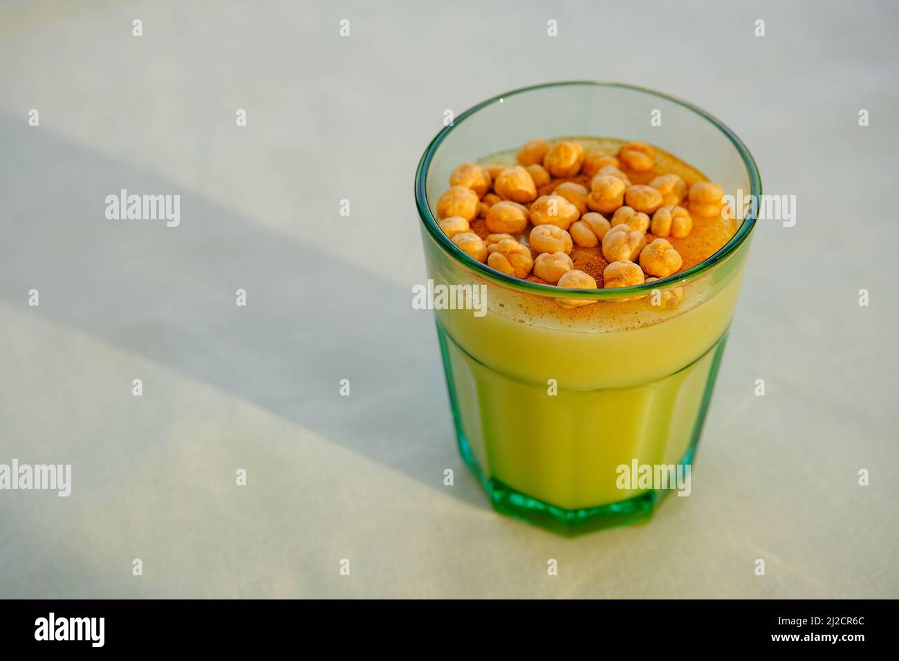 Boza oder bosa, traditionelles fermentiertes türkisches Getränk Stockfoto