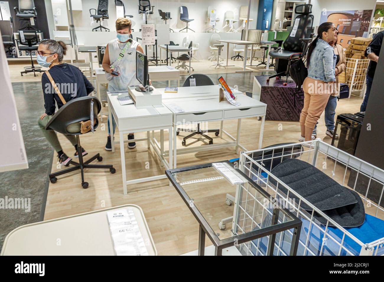 Miami Florida IKEA Haushaltswaren Einrichtungsgegenstände Accessoires Möbel Dekor Shopping Shopper innen Innenauslage Verkauf Frauen tragen Gesichtsmasken Covid-19 Stockfoto