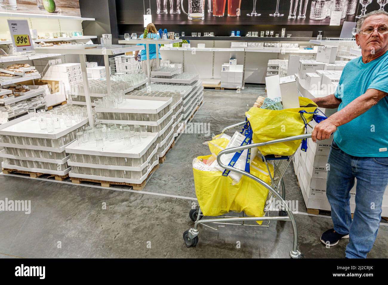 Miami Florida IKEA Wohnartikel Möbel Accessoires Möbel Dekor Shopping Shopper innen Innenausstatter Verkauf Senior man Trolley Cart Stockfoto