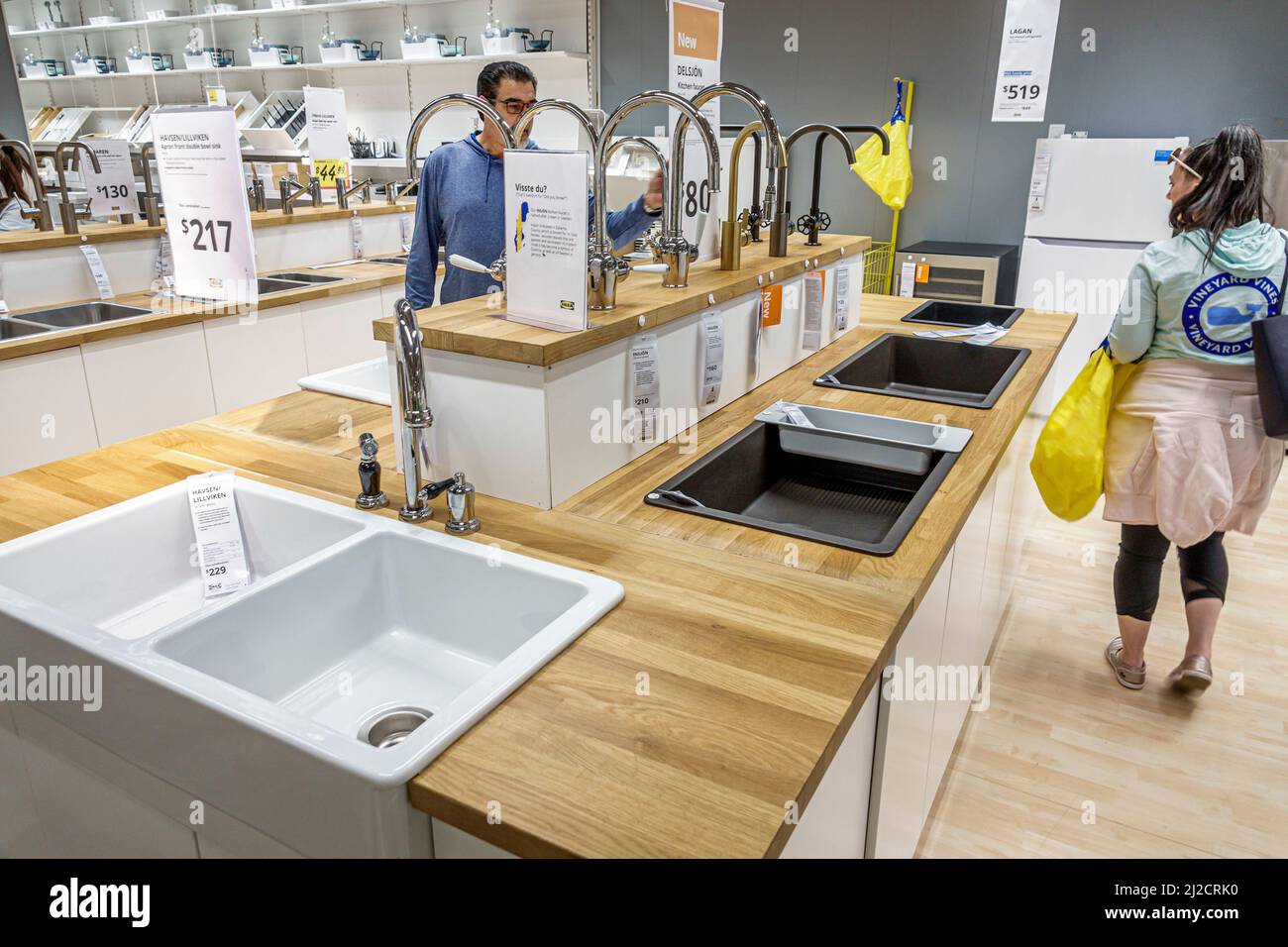Miami Florida IKEA Wohnartikel Möbel Accessoires Möbel Dekor Shopping Shopper innen Innenauslage Verkauf sinkt Mann Frau Paar suchen Stockfoto