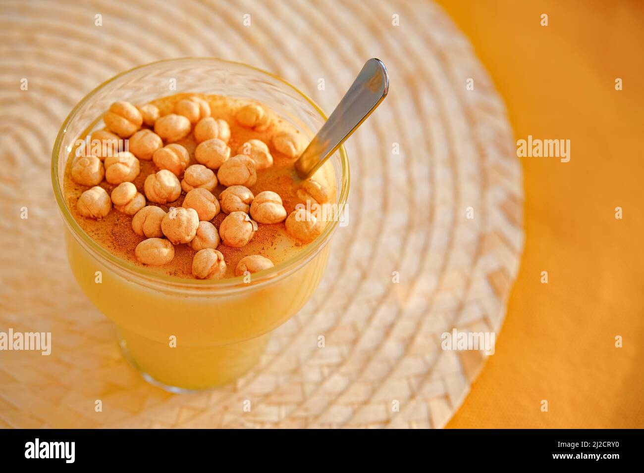 Boza oder bosa, traditionelles fermentiertes türkisches Getränk Stockfoto