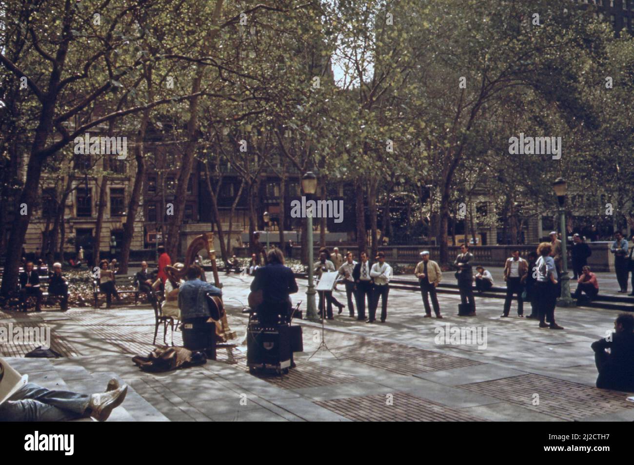 Mittags klassisches Konzert im Bryant Park, hinter der Hauptbibliothek Ca. 1973 Stockfoto