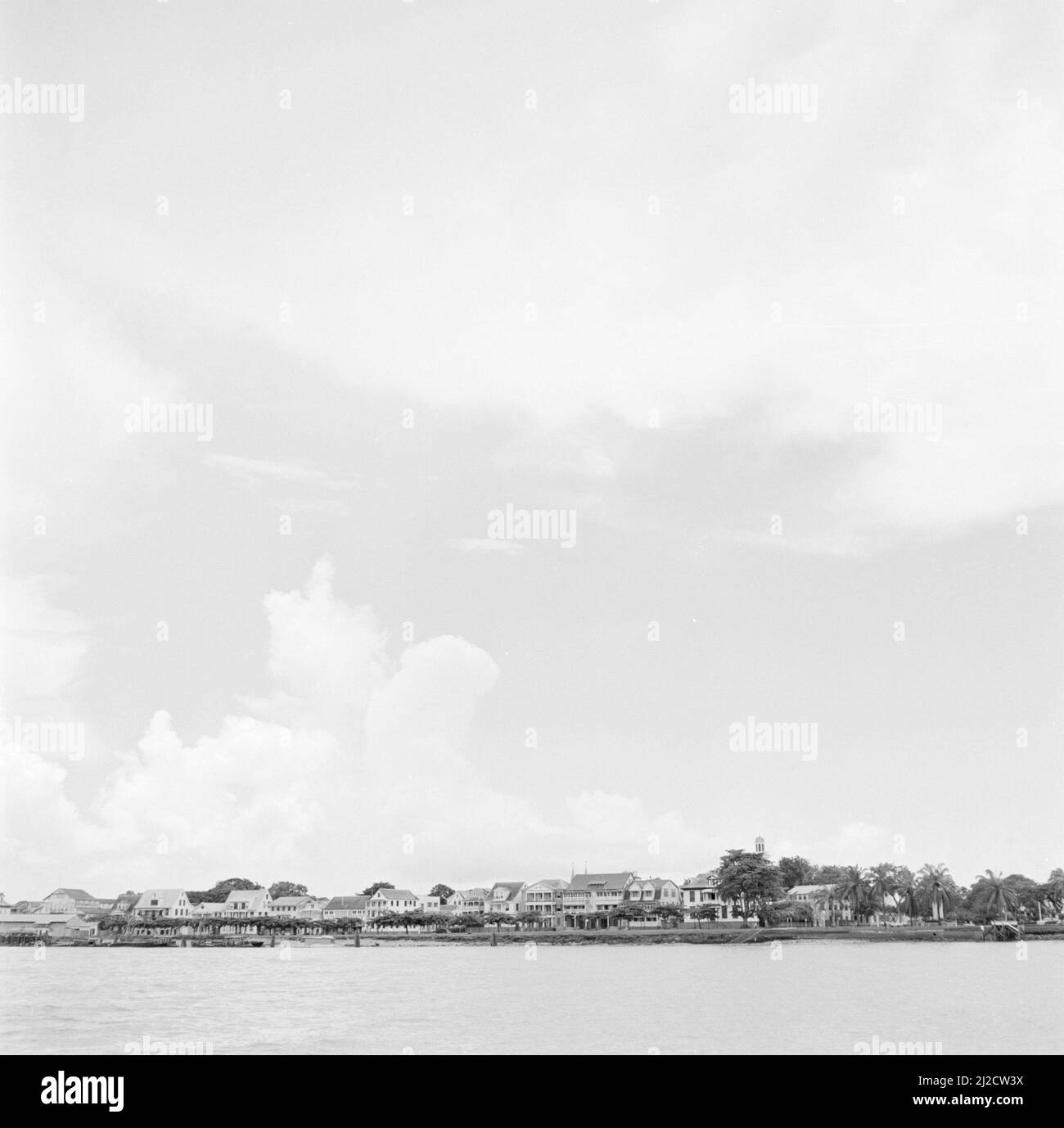 Paramaribo vom Suriname-Fluss aus gesehen Ca. 1. Oktober 1955 Stockfoto