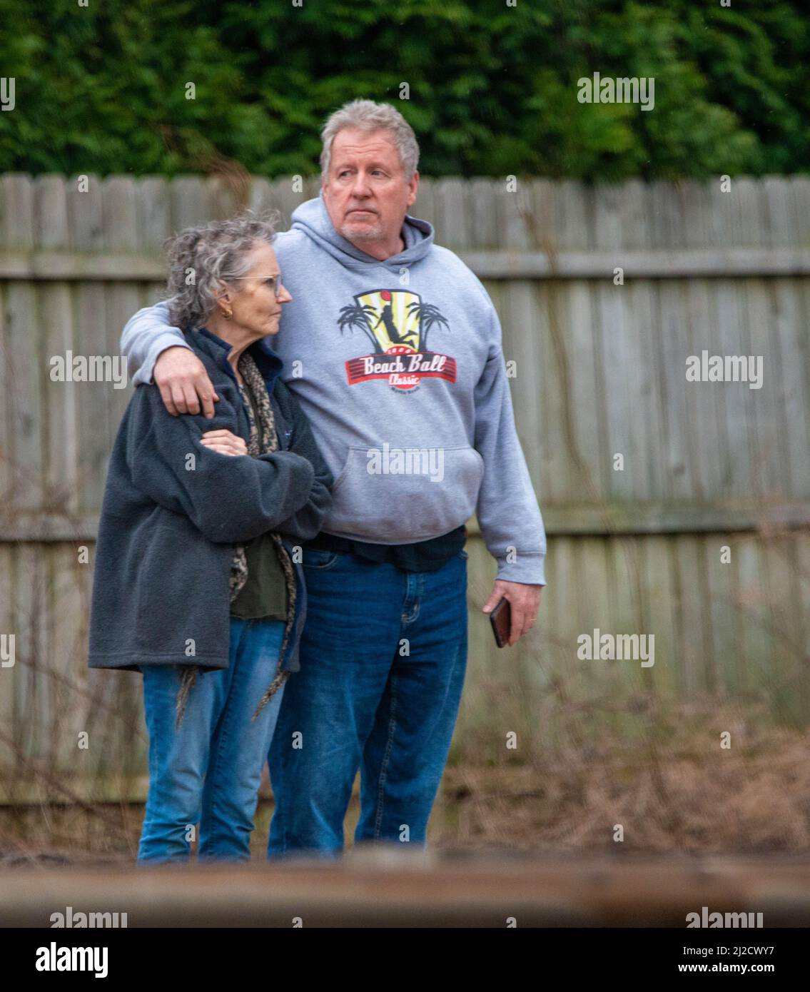 Langhorne, Usa. 31. März 2022. Fußgänger beobachten während des EO während der Interment-Dienste für den Pennsylvania State Trooper Martin Mack III Donnerstag, 31. März 2022, auf dem Friedhof unserer Lieben Frau von Grace in Langhorne, Pennsylvania. Mack wurde letzte Woche im Dienst mit seinem Mitstreiter Brendan Sisca am I-95 getötet. Kredit: William Thomas Cain/Alamy Live Nachrichten Stockfoto