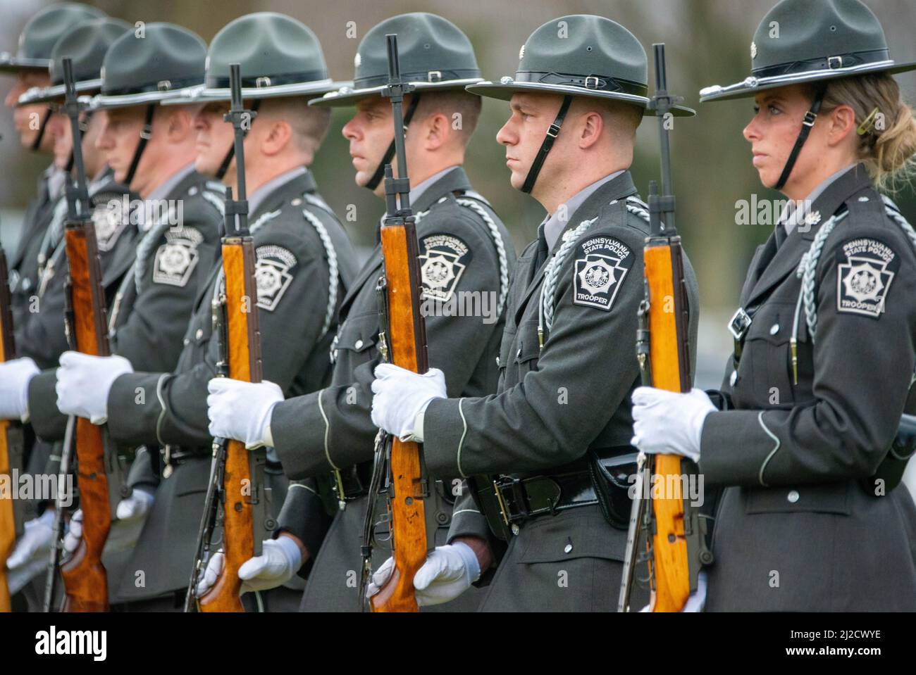 Langhorne, Usa. 31. März 2022. Stephanie Mack, Witwe des Pennsylvania State Troopers Martin Mack III tröstet ihre beiden Töchter während der Interment-Dienste für den Pennsylvania State Trooper Martin Mack III Donnerstag, 31. März 2022 auf dem Our Lady of Grace Cemetery in Langhorne, Pennsylvania. Mack wurde letzte Woche im Dienst mit seinem Mitstreiter Brendan Sisca am I-95 getötet. Kredit: William Thomas Cain/Alamy Live Nachrichten Stockfoto