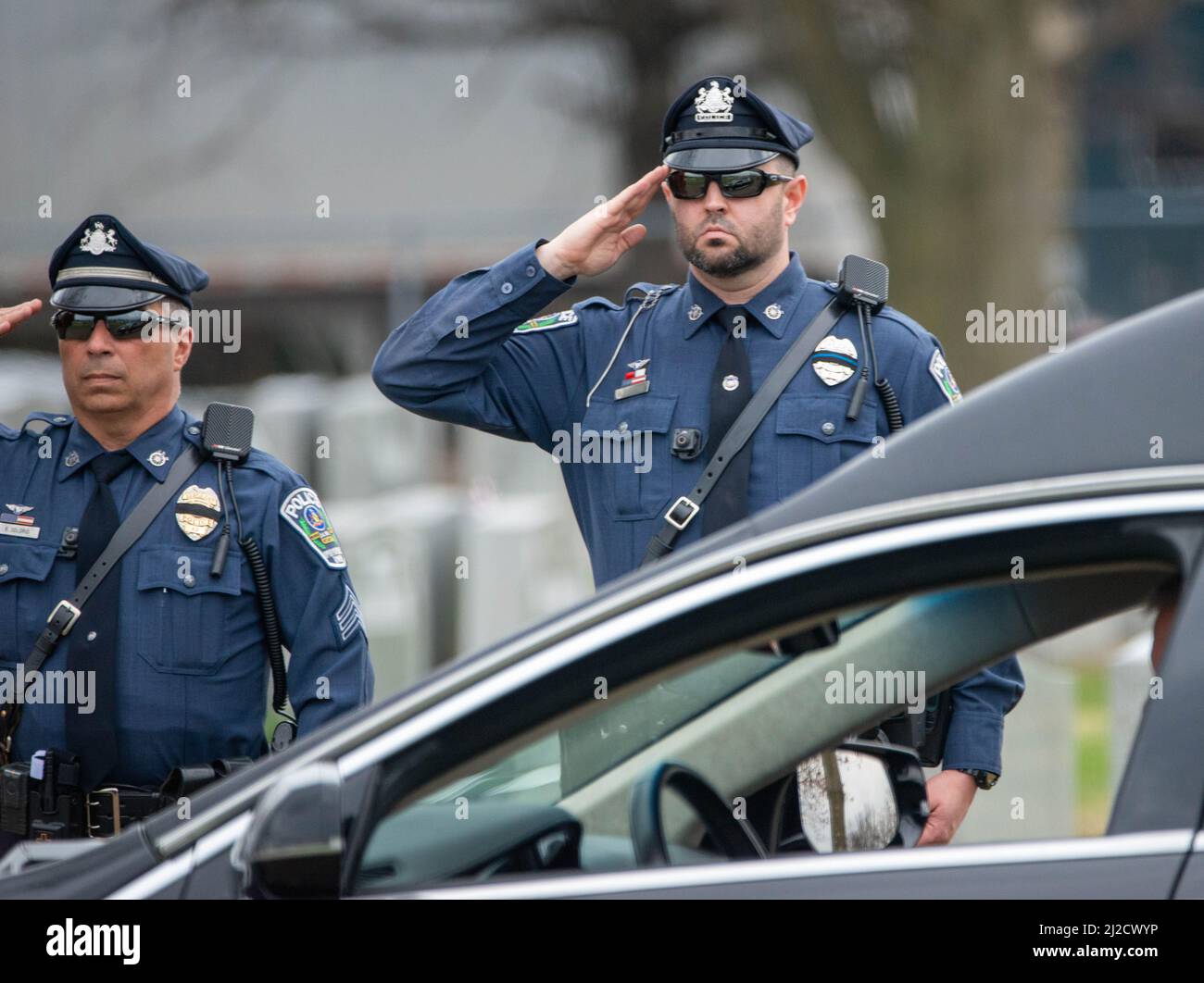 Langhorne, Usa. 31. März 2022. Trooers stehen für Interment-Dienste für den Pennsylvania State Trooper Martin Mack III am Donnerstag, den 31. März 2022, auf dem Friedhof unserer Lieben Frau von Grace in Langhorne, Pennsylvania, zur Verfügung. Mack wurde letzte Woche im Dienst mit seinem Mitstreiter Brendan Sisca am I-95 getötet. Kredit: William Thomas Cain/Alamy Live Nachrichten Stockfoto