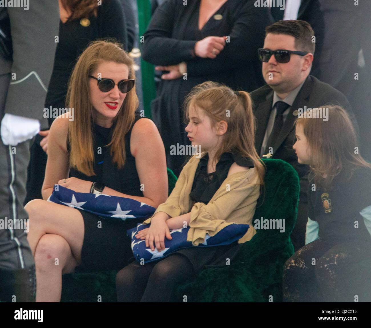 Langhorne, Usa. 31. März 2022. Stephanie Mack, Witwe des Pennsylvania State Troopers Martin Mack III tröstet ihre beiden Töchter während der Interment-Dienste für den Pennsylvania State Trooper Martin Mack III Donnerstag, 31. März 2022 auf dem Our Lady of Grace Cemetery in Langhorne, Pennsylvania. Mack wurde letzte Woche im Dienst mit seinem Mitstreiter Brendan Sisca am I-95 getötet. Kredit: William Thomas Cain/Alamy Live Nachrichten Stockfoto