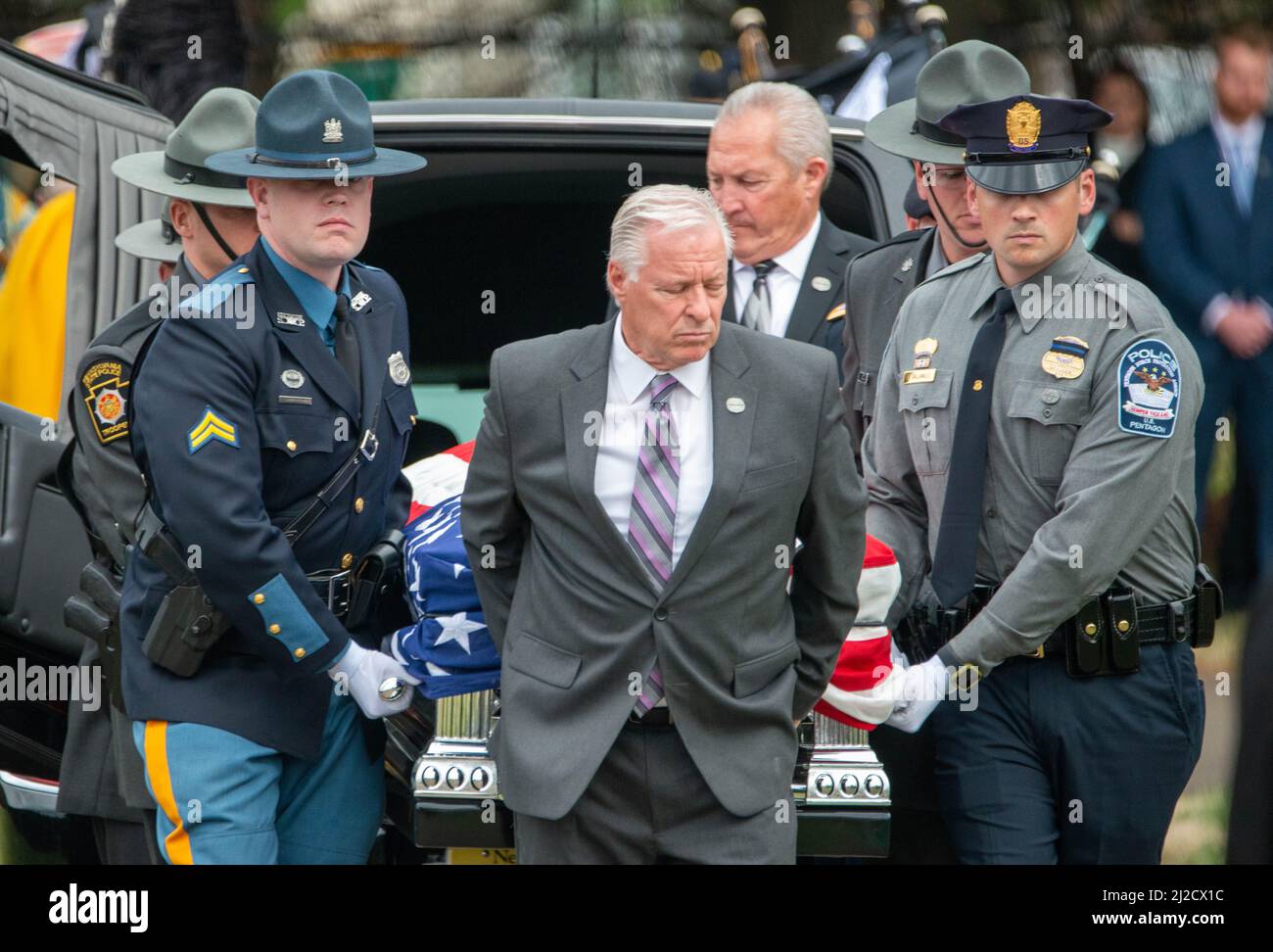 Langhorne, Usa. 31. März 2022. Troopers tragen eine Schatulle mit der Schatulle zu den Grabbeistätten für den Pennsylvania State Trooper Martin Mack III Donnerstag, 31. März 2022 auf dem Friedhof unserer Lieben Frau von Grace in Langhorne, Pennsylvania. Mack wurde letzte Woche im Dienst mit seinem Mitstreiter Brendan Sisca am I-95 getötet. Kredit: William Thomas Cain/Alamy Live Nachrichten Stockfoto