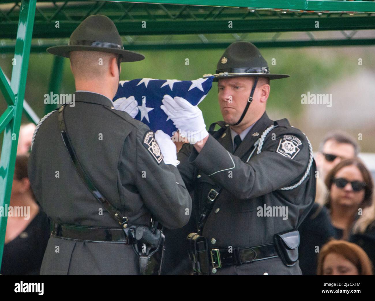 Langhorne, Usa. 31. März 2022. Troopers tragen eine Schatulle zur Grabstätte für die Verhörungen für den Pennsylvania State Trooper Martin Mack III Donnerstag, 31. März 2022 auf dem Friedhof unserer Lieben Frau von Grace in Langhorne, Pennsylvania. Mack wurde letzte Woche im Dienst mit seinem Mitstreiter Brendan Sisca am I-95 getötet. Kredit: William Thomas Cain/Alamy Live Nachrichten Stockfoto
