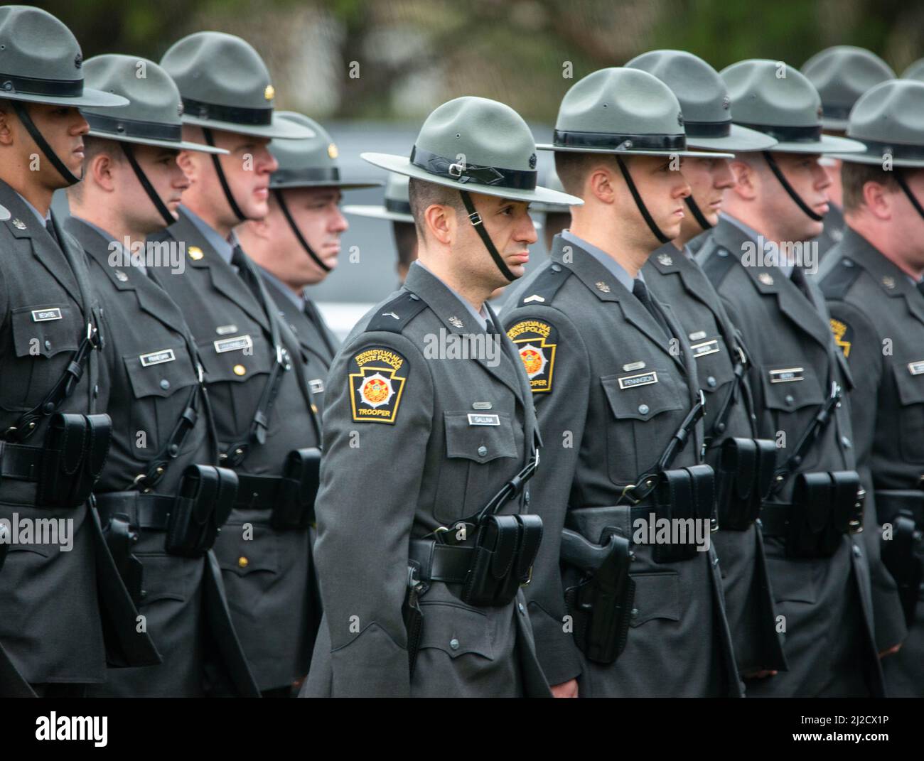 Langhorne, Usa. 31. März 2022. Trooers stehen für Interment-Dienste für den Pennsylvania State Trooper Martin Mack III am Donnerstag, den 31. März 2022, auf dem Friedhof unserer Lieben Frau von Grace in Langhorne, Pennsylvania, zur Verfügung. Mack wurde letzte Woche im Dienst mit seinem Mitstreiter Brendan Sisca am I-95 getötet. Kredit: William Thomas Cain/Alamy Live Nachrichten Stockfoto