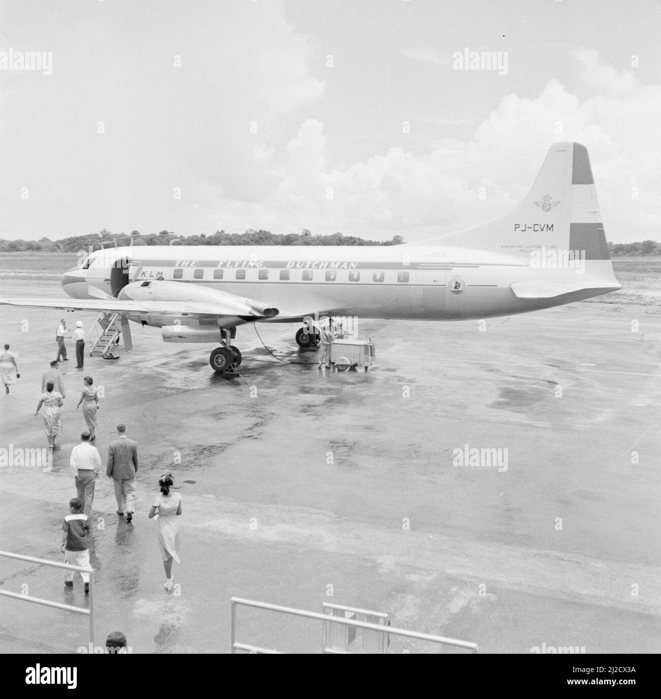 Hafen von Spanien Piarco Flughafen in Trinidad. Auf der Plattform ein Convair 340 der KLM ca. 1. Oktober 1955 Stockfoto