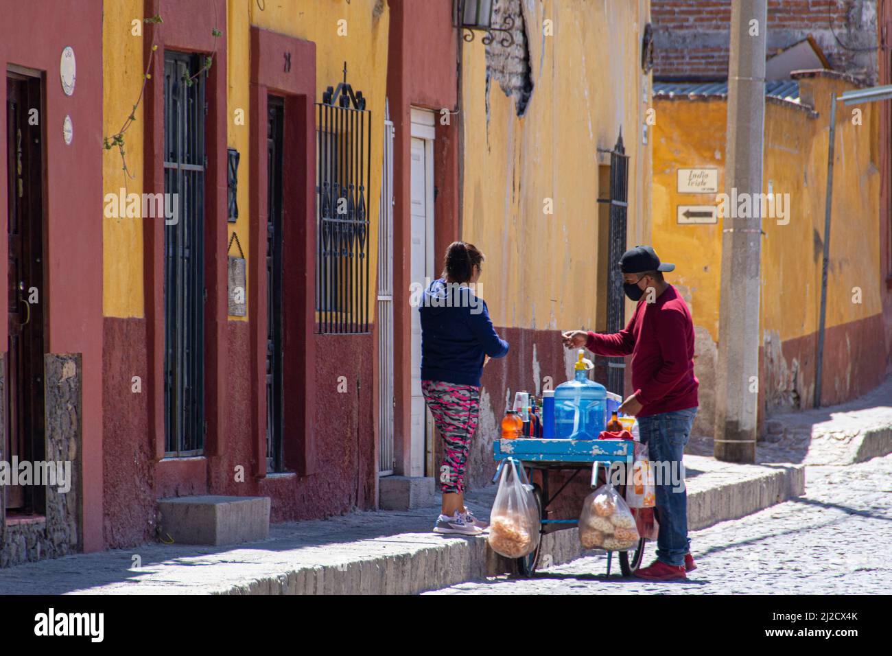 Ein Eiscreme-Vender, der Geschäfte macht. San Miguel de Allende, Guanajuato, Mexiko. Stockfoto