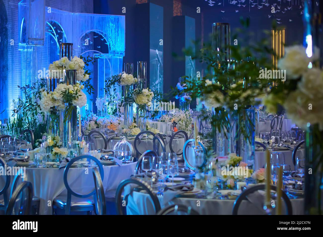 Tischset für Hochzeit oder ein anderes Abendessen mit Catering. Flacher freiheitsgrad Stockfoto