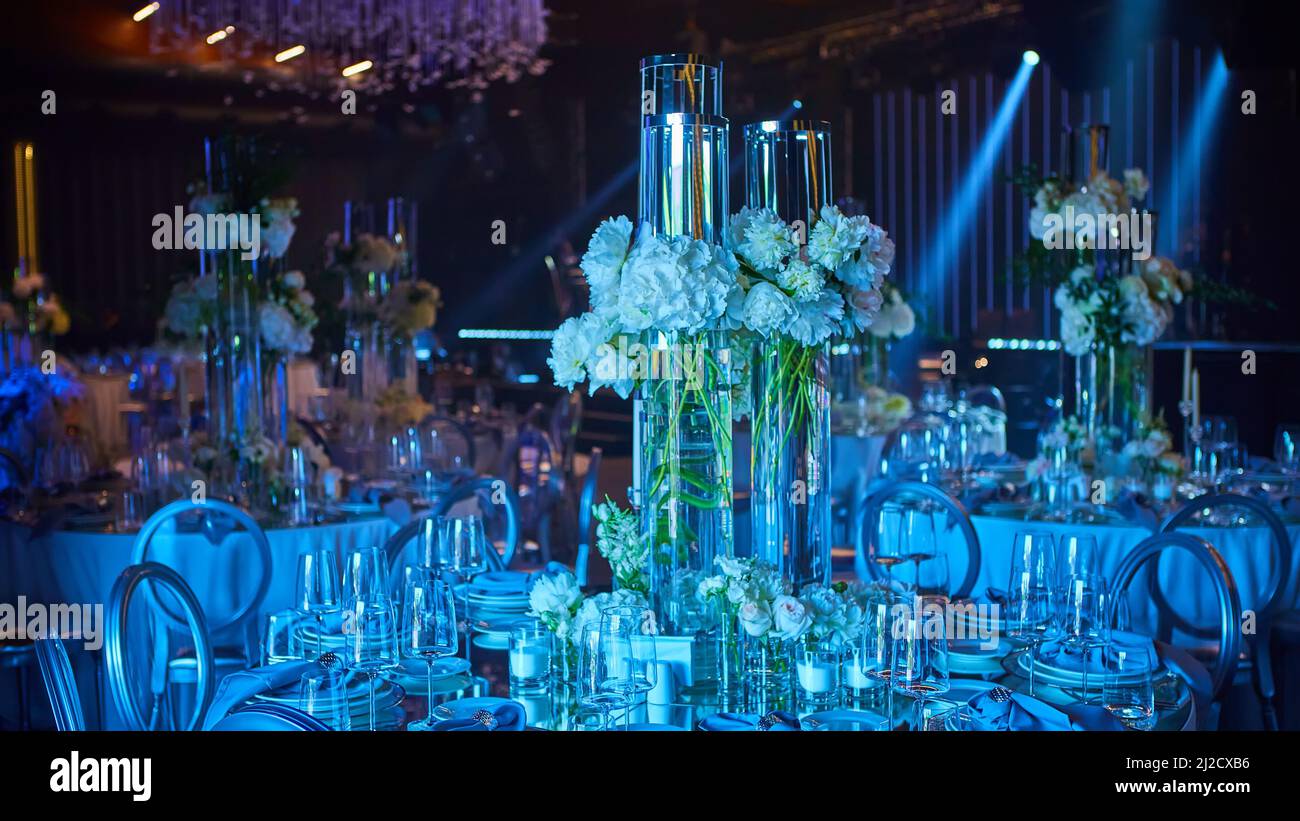 Tischset für Hochzeit oder ein anderes Abendessen mit Catering. Flacher freiheitsgrad Stockfoto
