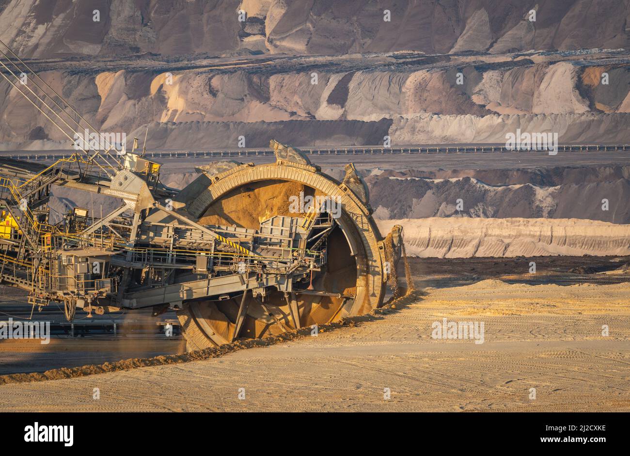 Nahaufnahme eines riesigen Schaufelradbaggers in einem Tagebau-Braunkohle m Stockfoto