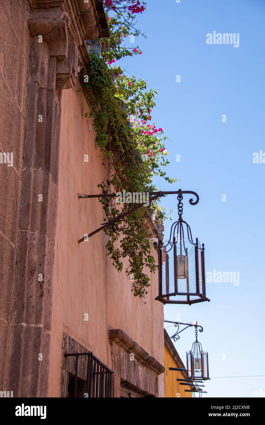 Zwei gusseiserne Straßenlampen vor einer Residenz. San Miguel de Allende, Guanajuato, Mexiko. Stockfoto